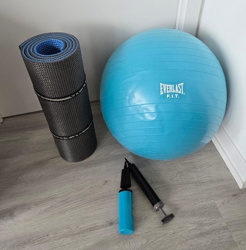 Yoga Mat & Stability Ball (with hand pumps)
