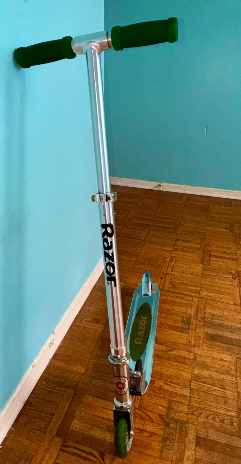 Green Razor Kick Scooter – Good Condition - photo 2