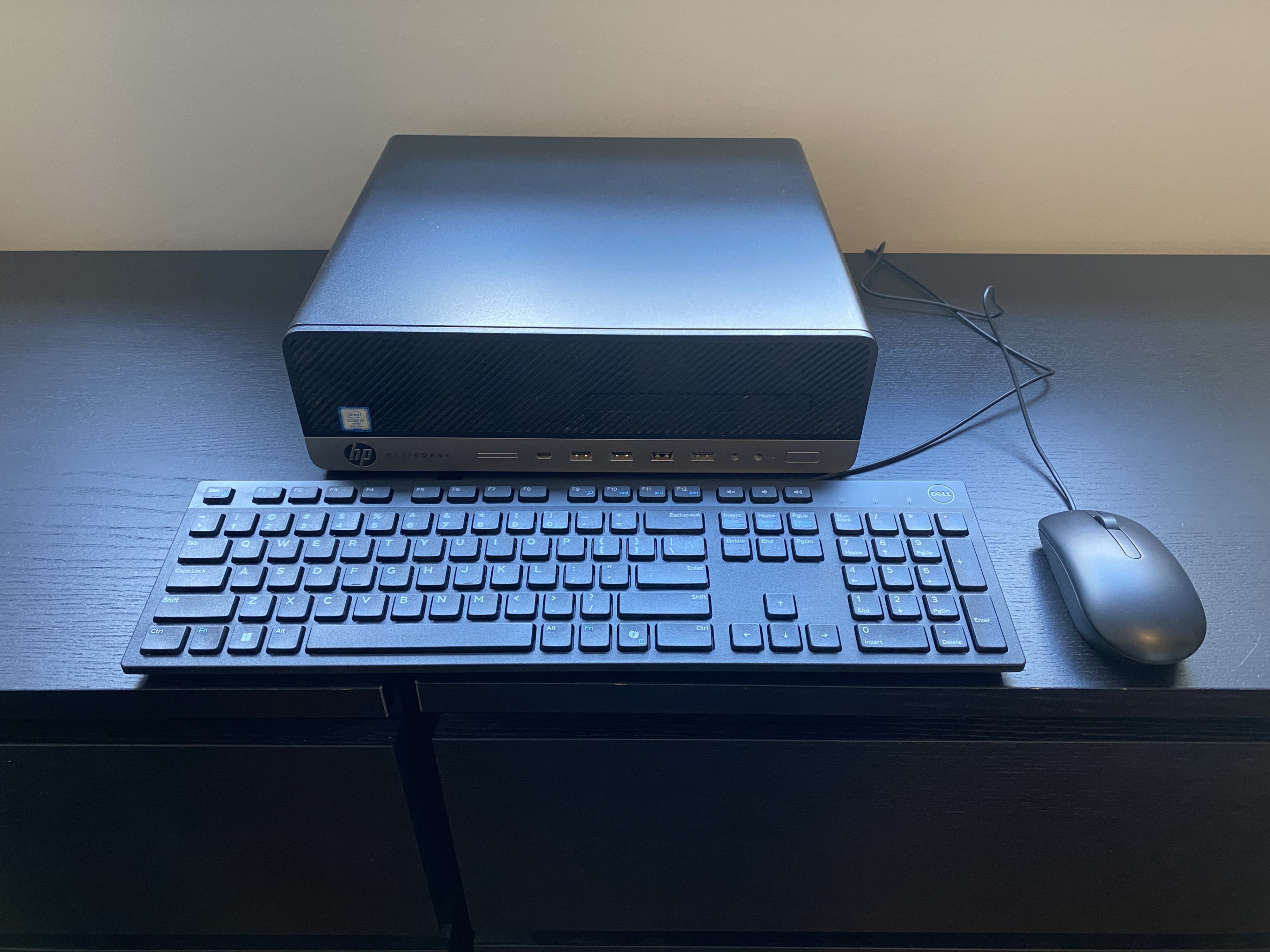 HP Elitedesk desktop (2019) with accessories
