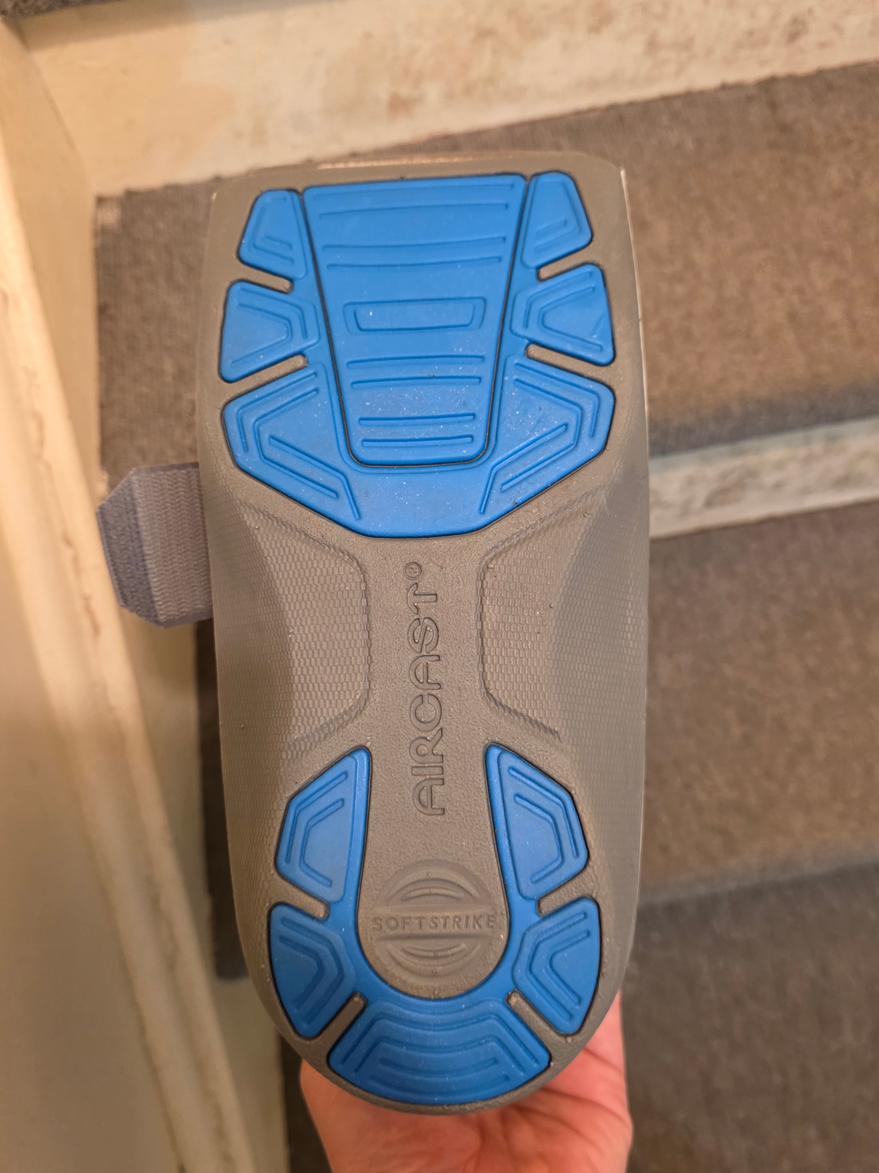 Aircast AirSelect Orthopedic Walking Boot (Size: Medium) - photo 4