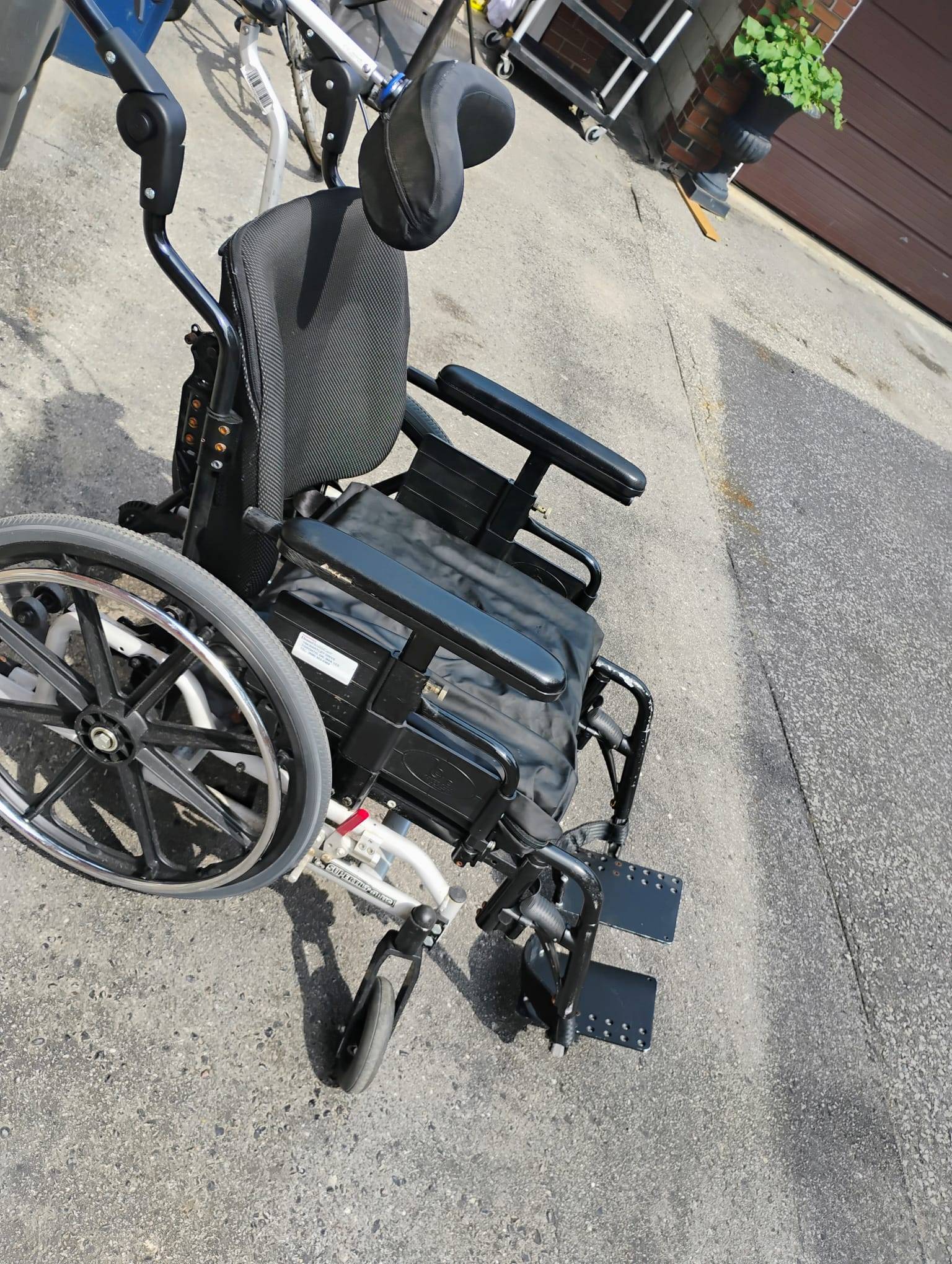 Invacare Matrx Wheelchair w/Attachments/ROHO Cushion - photo 4