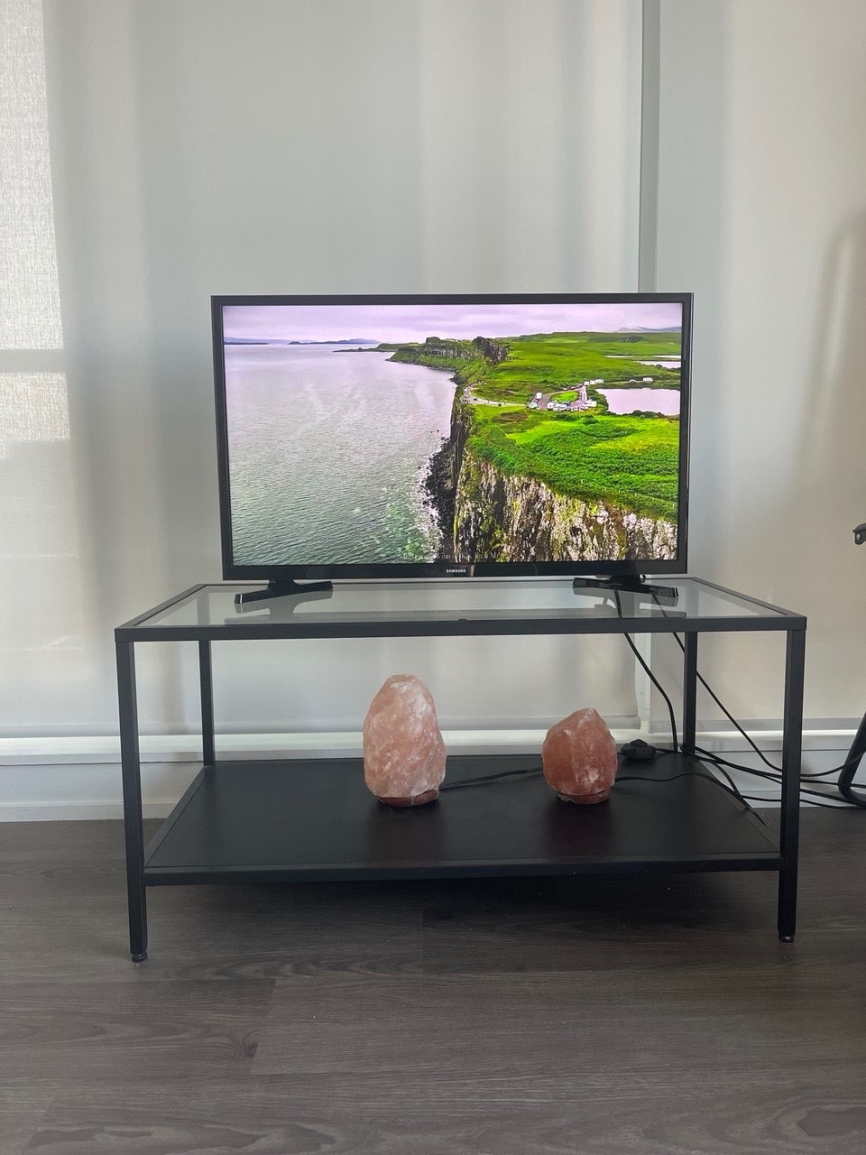 Samsung 32” Smart TV - Remote Included - photo 3