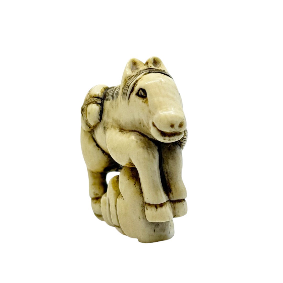 Meiji - Showa period Japanese bone Man under a horse netsuke - photo 5
