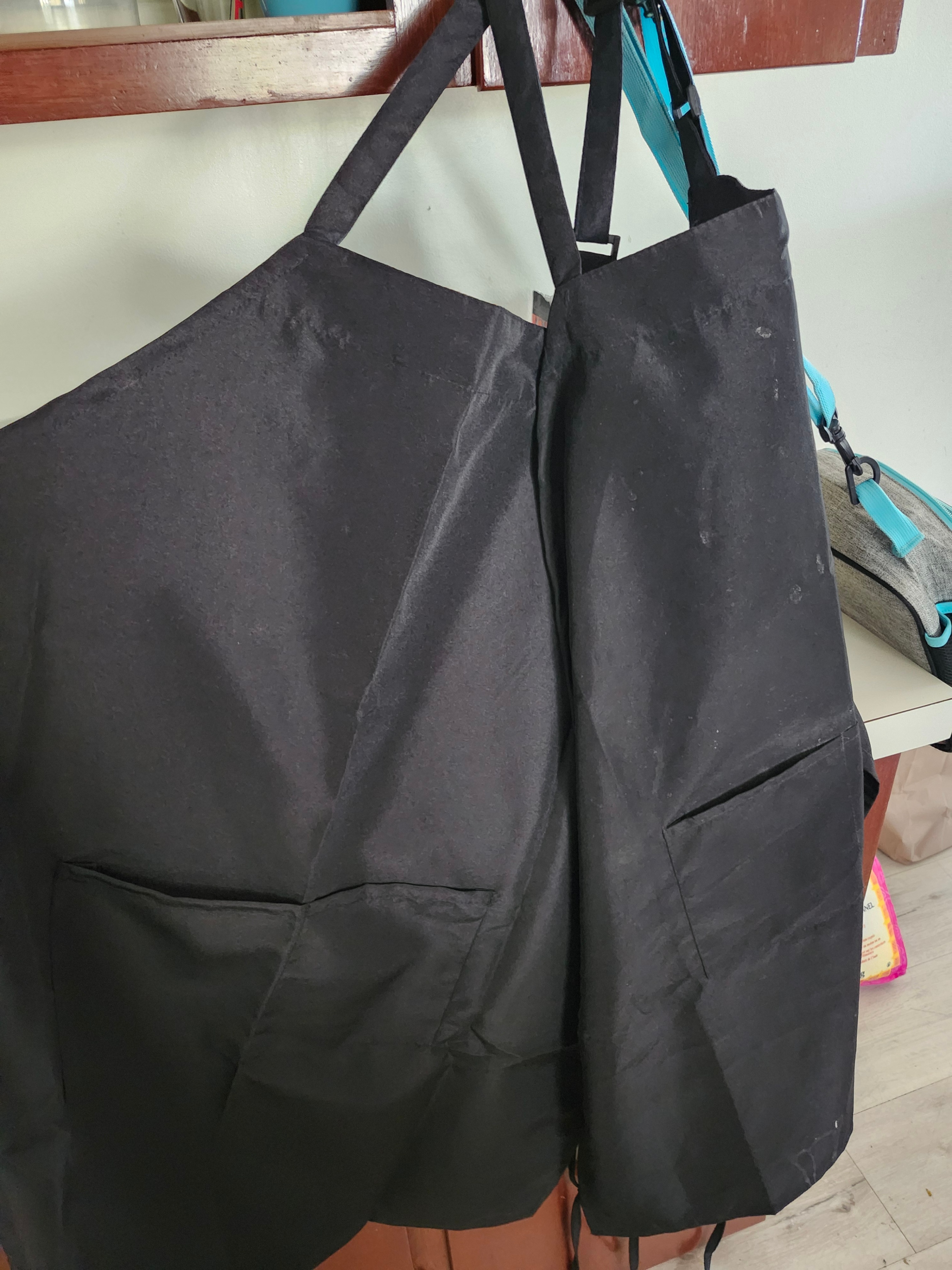 Loaf Pan, Oven Mitt and 2 Kitchen Aprons - photo 2