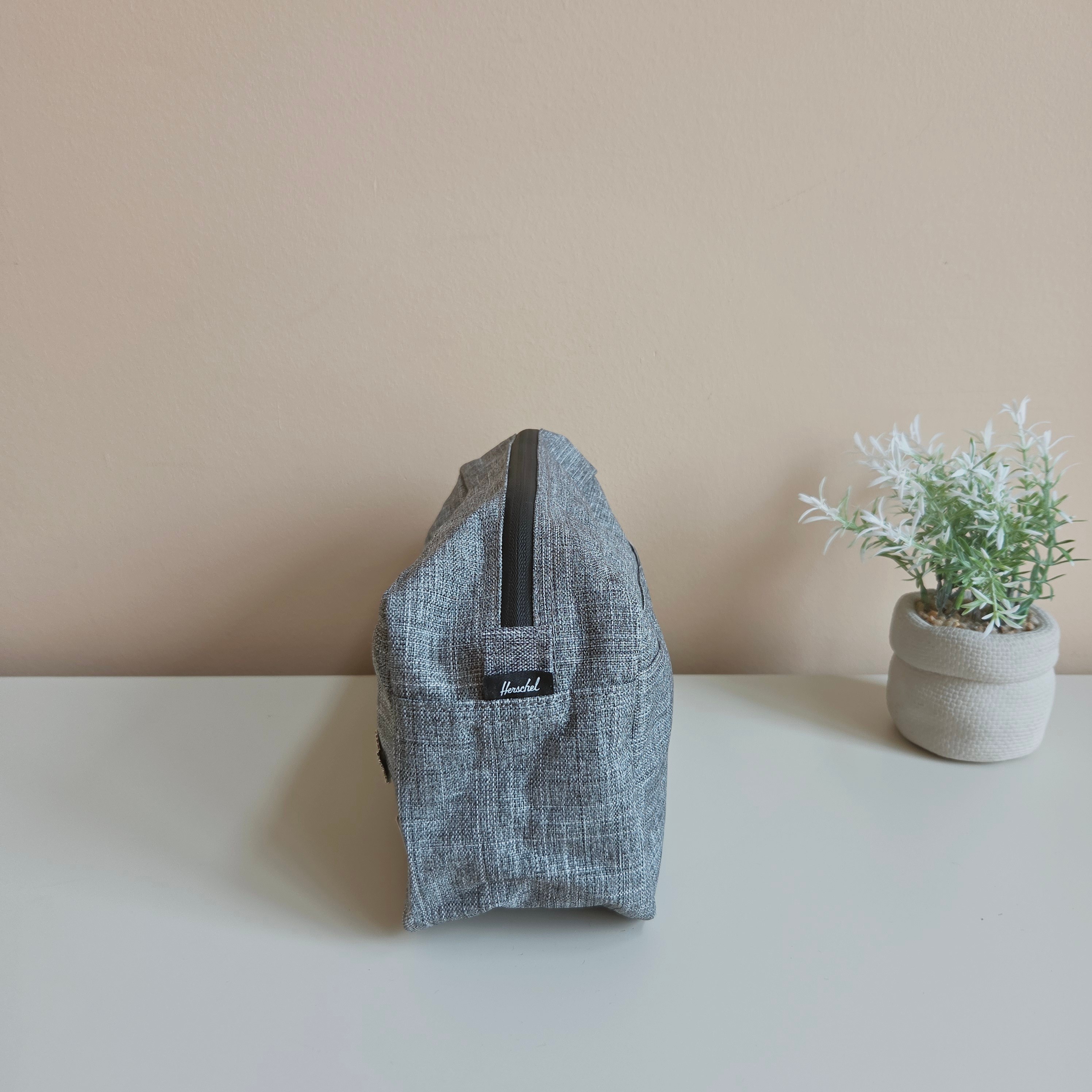 Herschel - Maple Leaf Chapter Travel Kit - NWT! 🧳 - photo 4