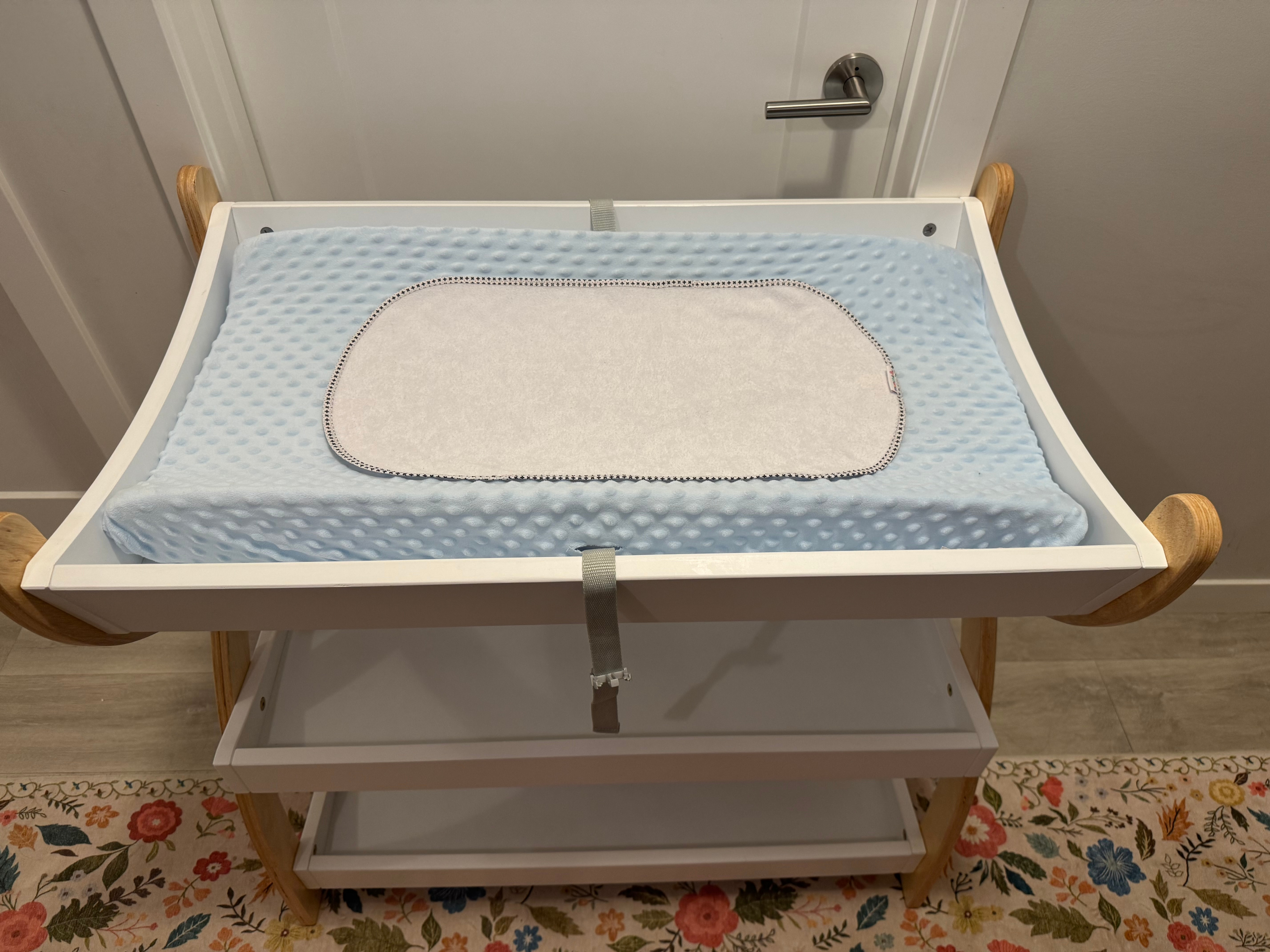 Baby Changing Table by Comfy Cubs - Munchkin Mat w/ covers - photo 4