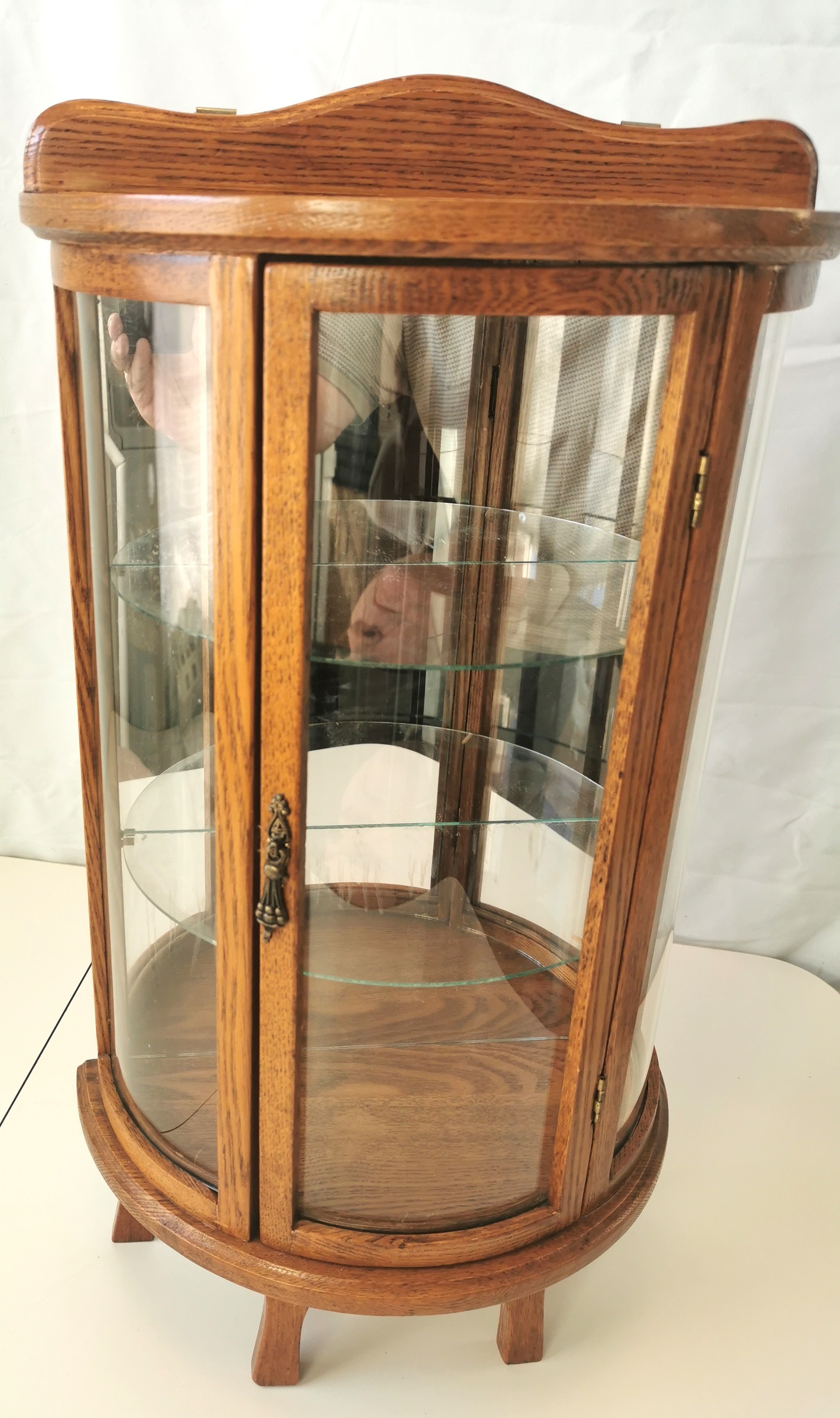 Circa 1980 Petite Curved Glass Oak Curio Cabinet - photo 3
