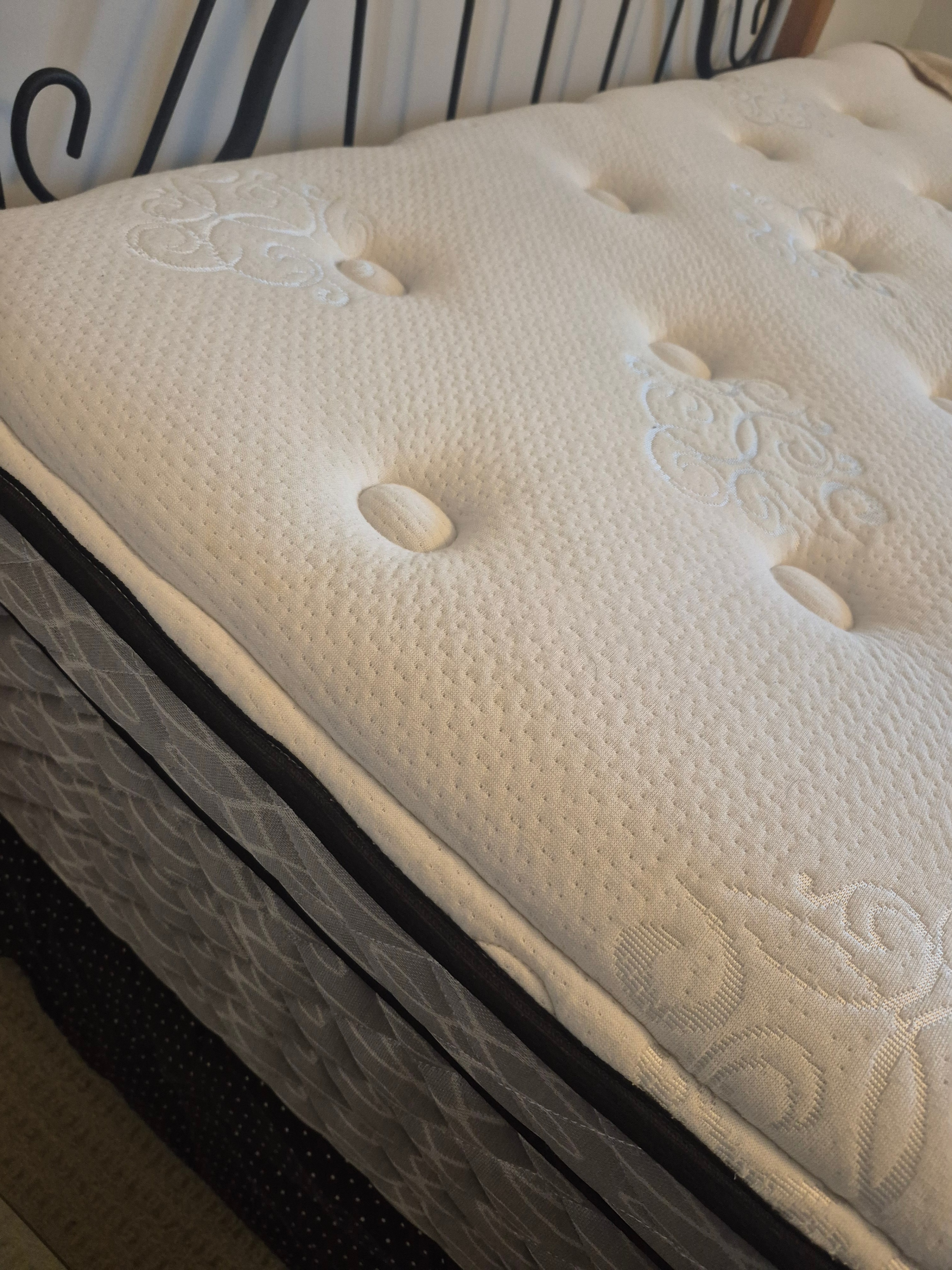 Iron & Wood Queen Bed w/Sealy Mattress & Box Spring)