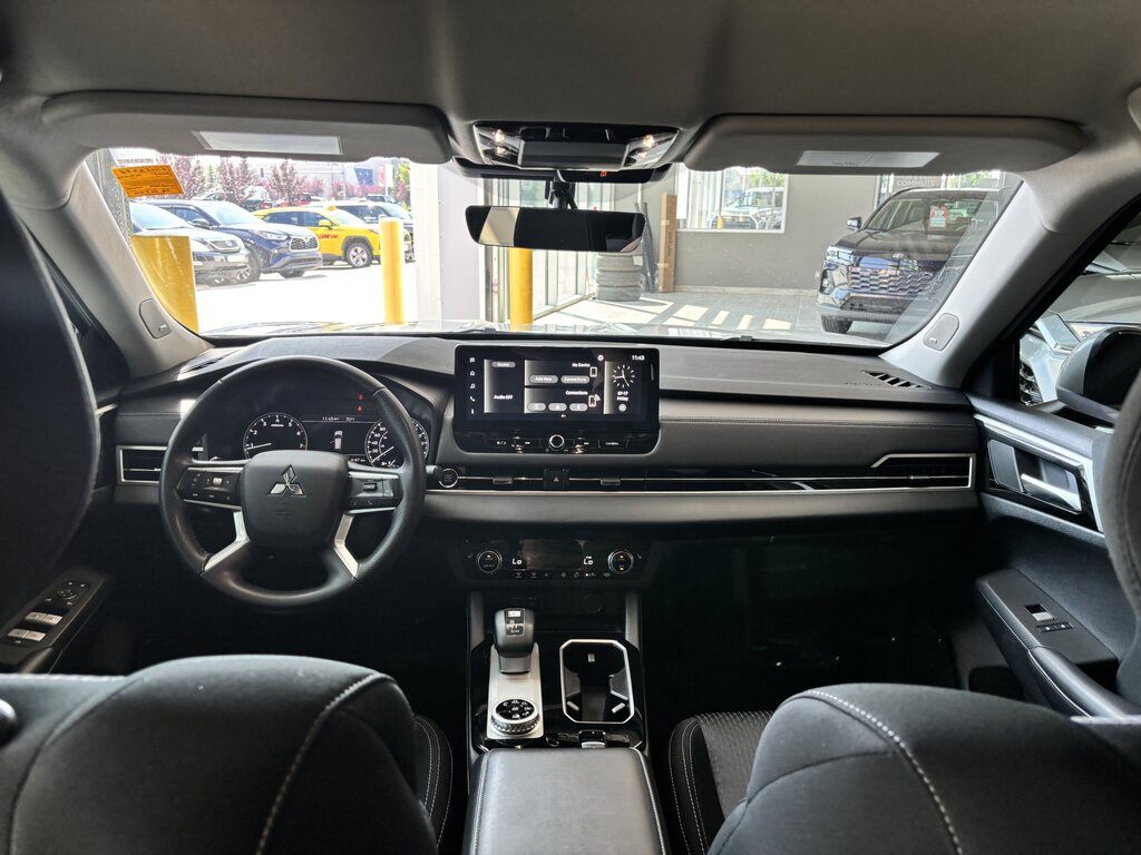 2025 Mitsubishi Outlander - photo 5