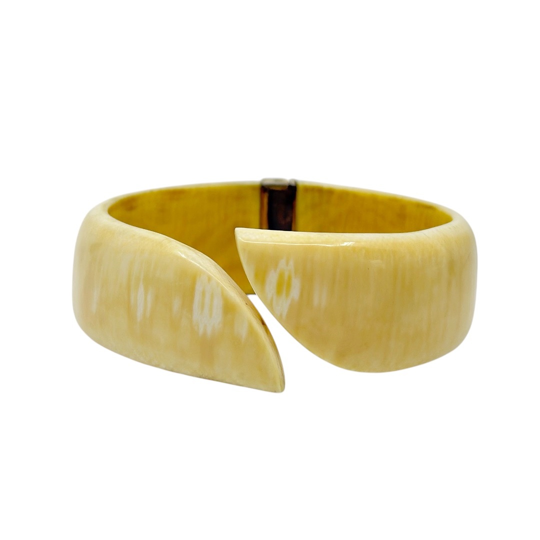 Vintage carved bone hinged bracelet - GM1234