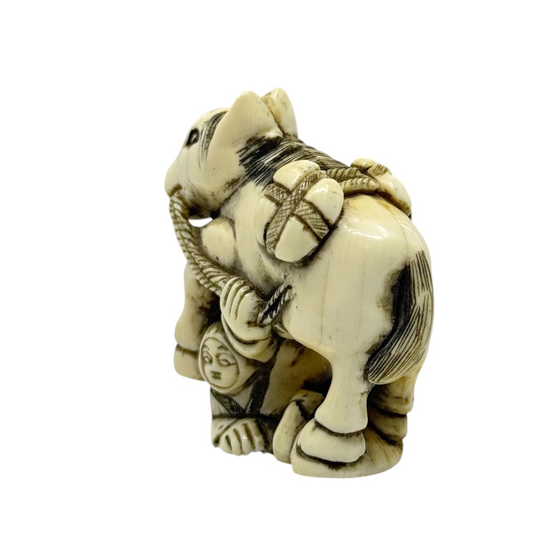 Meiji - Showa period Japanese bone Man under a horse netsuke - photo 3