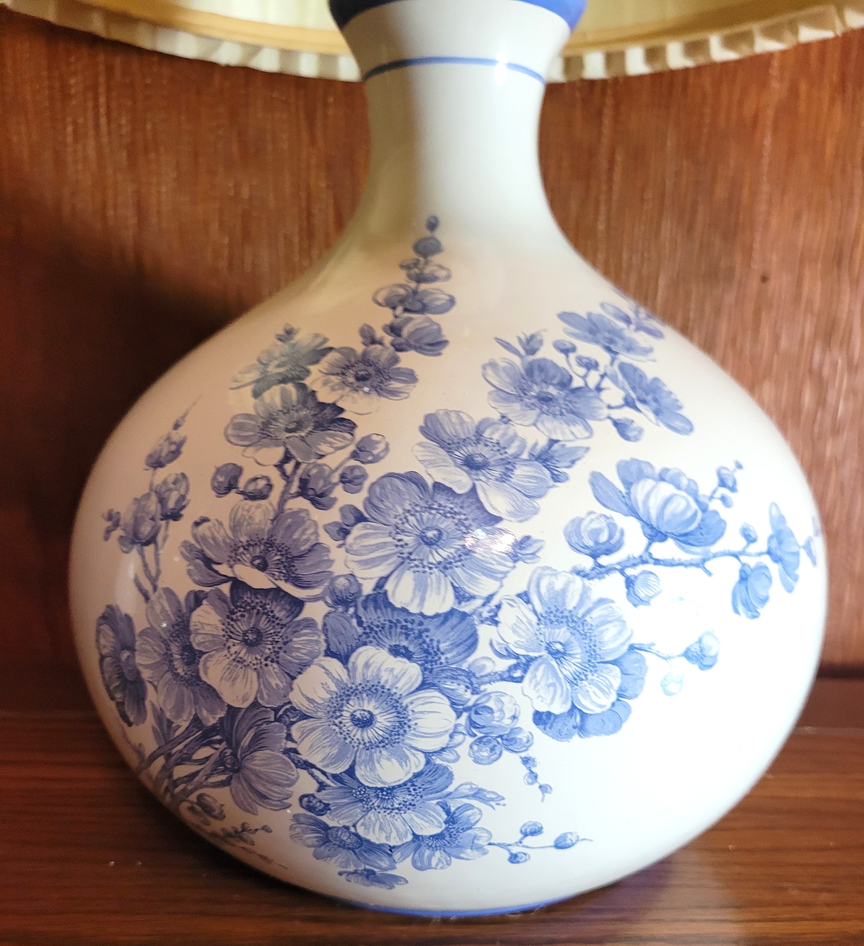 Ceramic Floral Table Lamp with Pleated Shade Blue and White 70s - photo 4