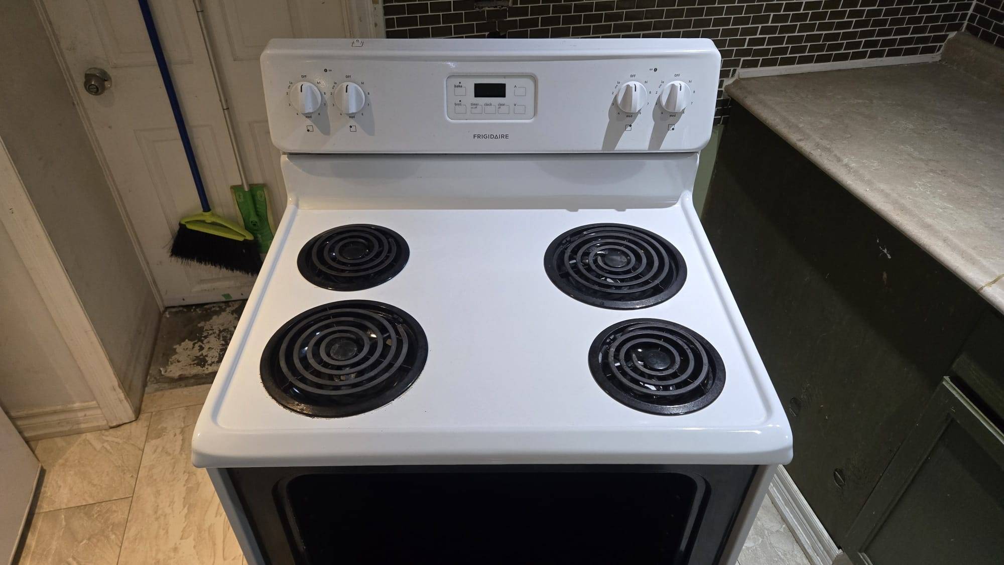 Frigidaire - 30-inch Free-Standing Electric Range - photo 2
