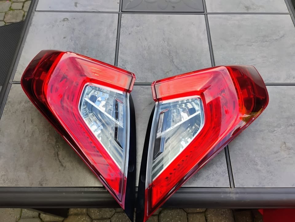 OEM  2016-20 Honda Civic-Sedan light assembly - photo 4