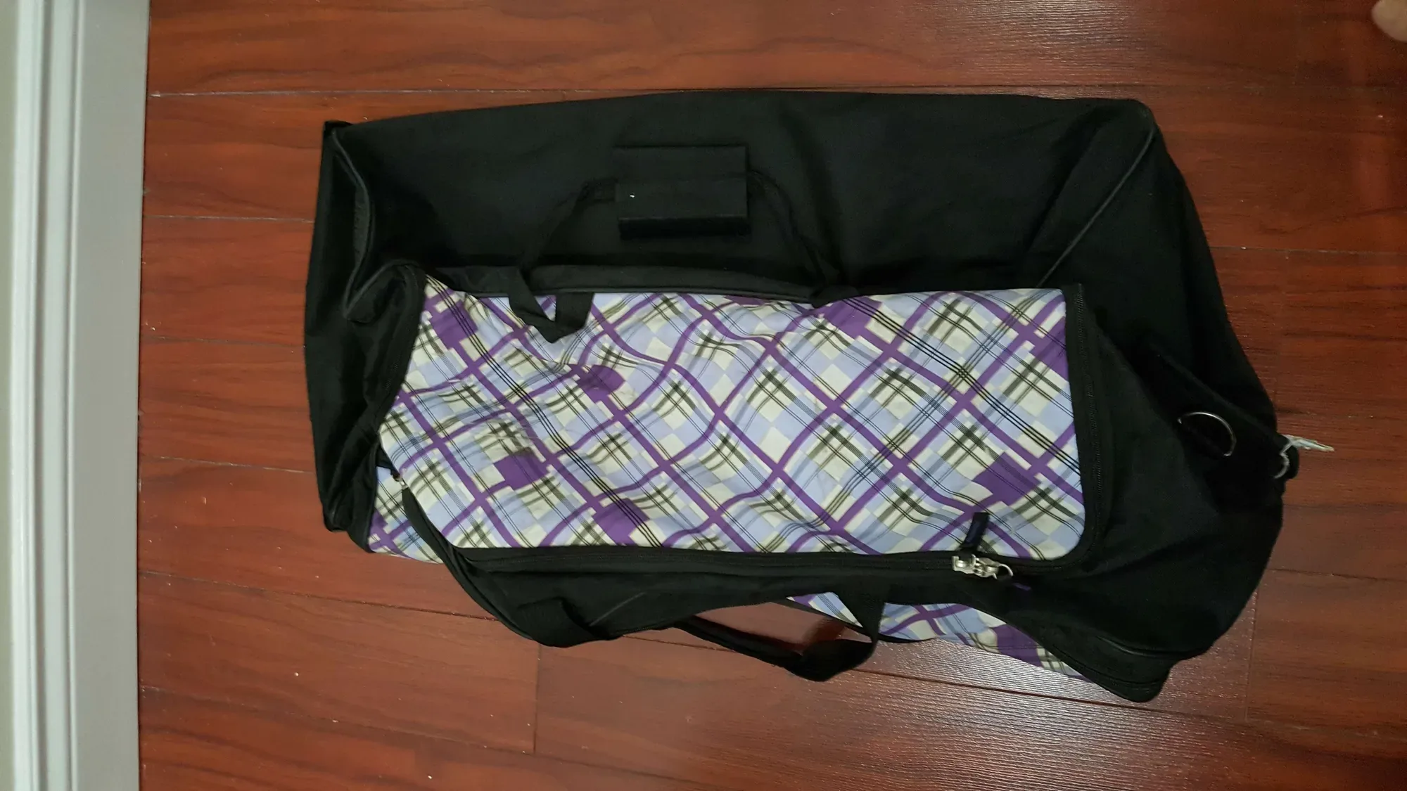 Large wheeled duffel bag -- sturdy AF