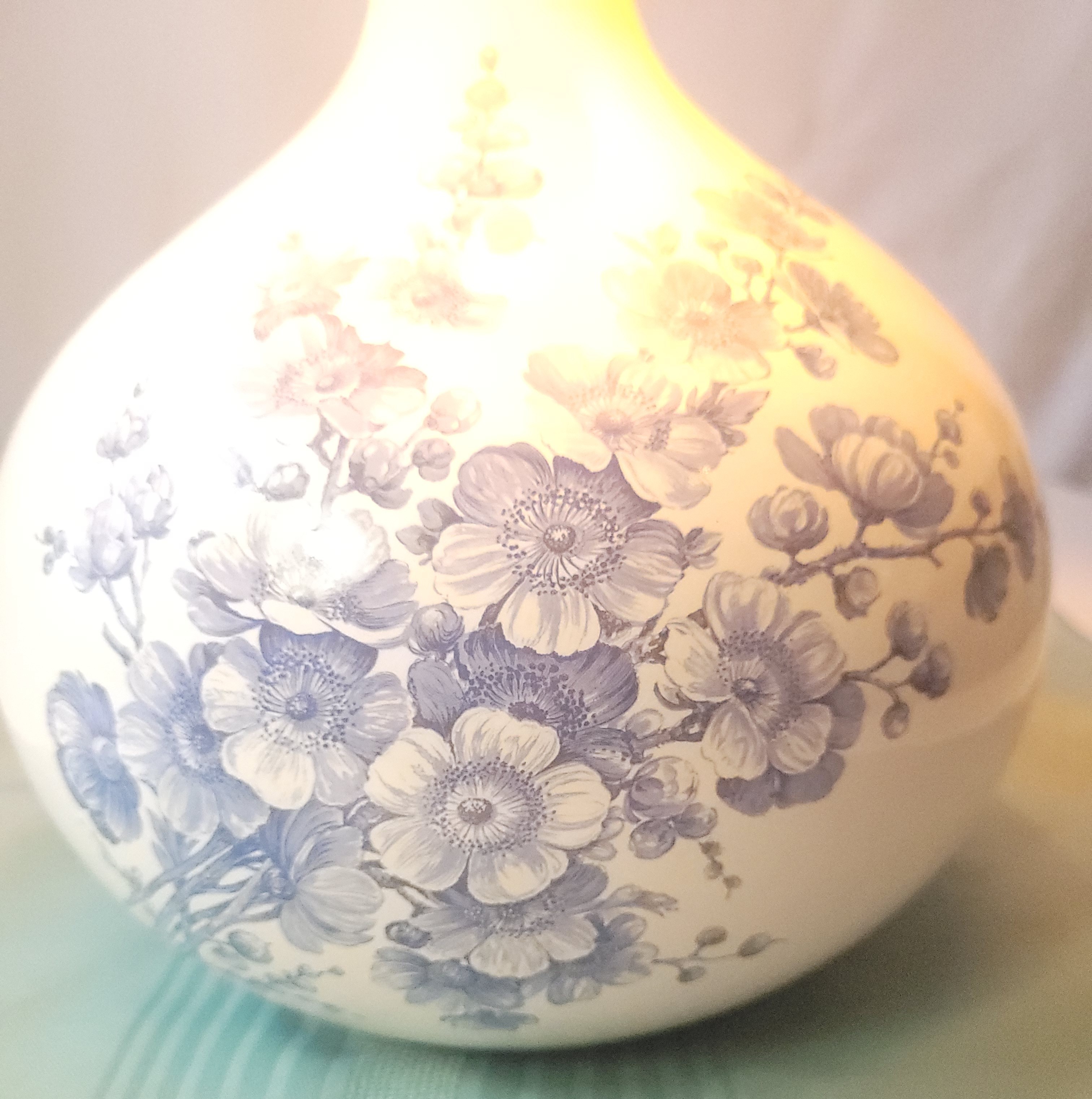 Ceramic Floral Table Lamp with Pleated Shade Blue and White 70s - photo 5