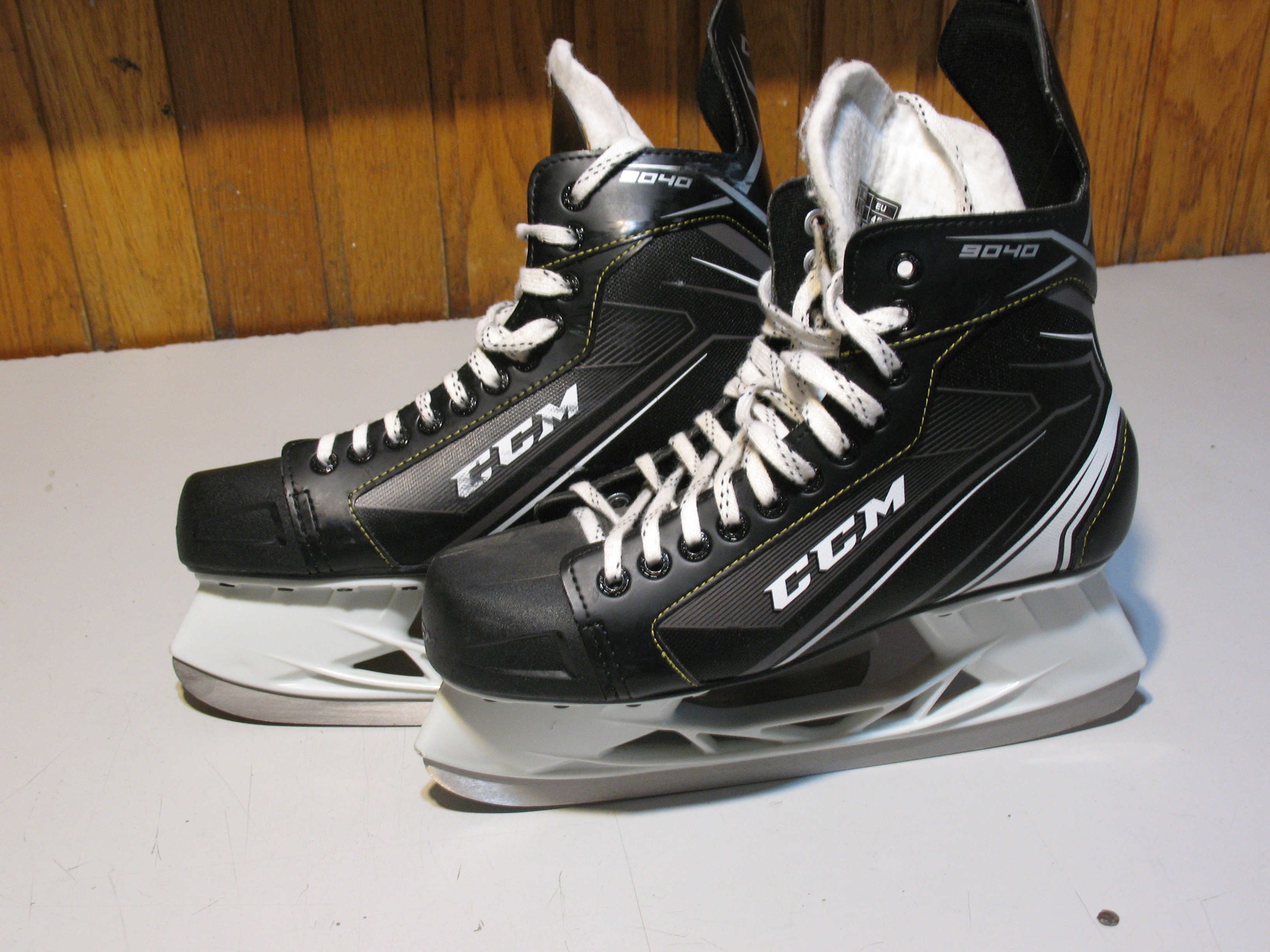 CCM Hockey Skates, Size 10 - photo 2