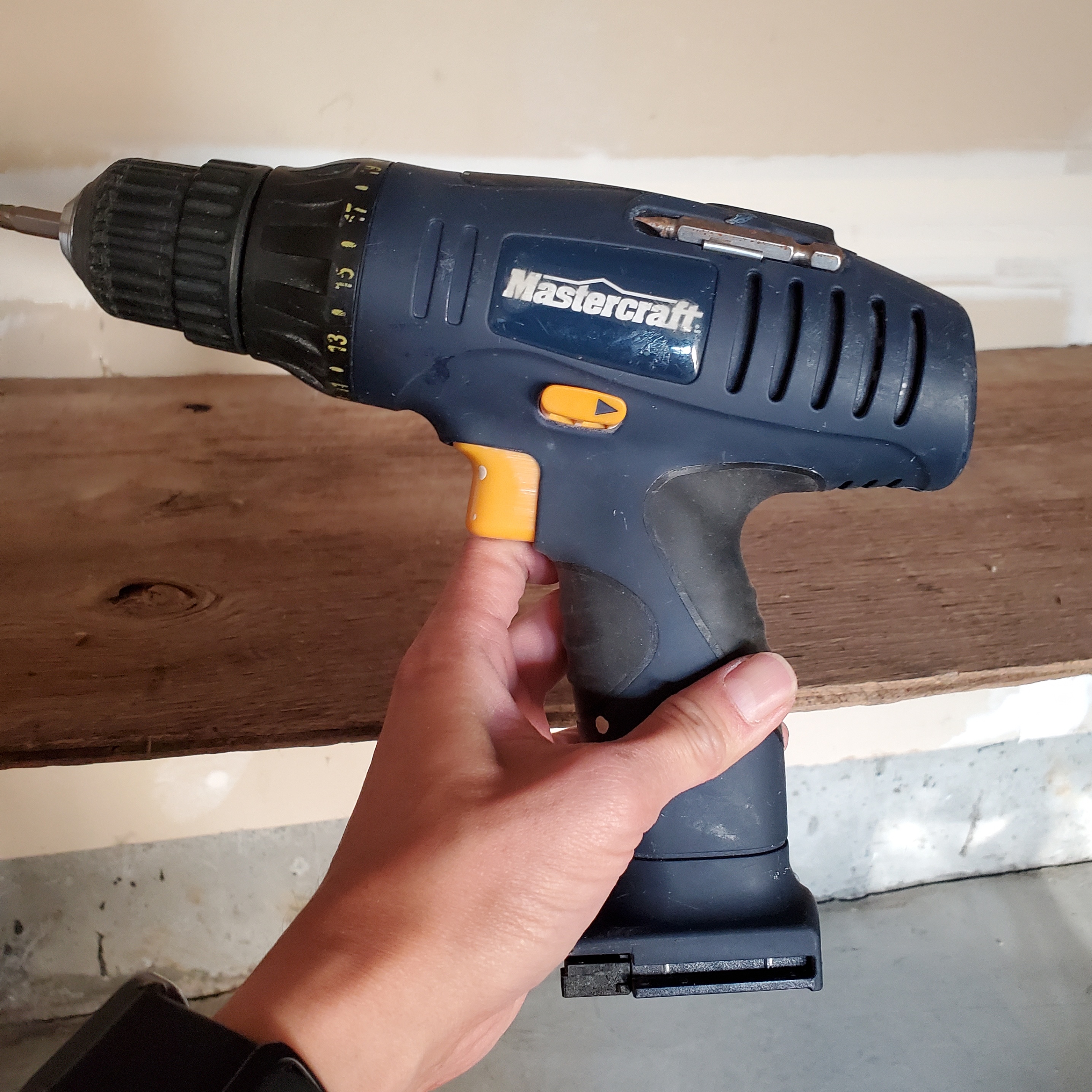 Mastercraft 14.4V Cordless drill w/ screwdriver bit/sockets set - photo 2