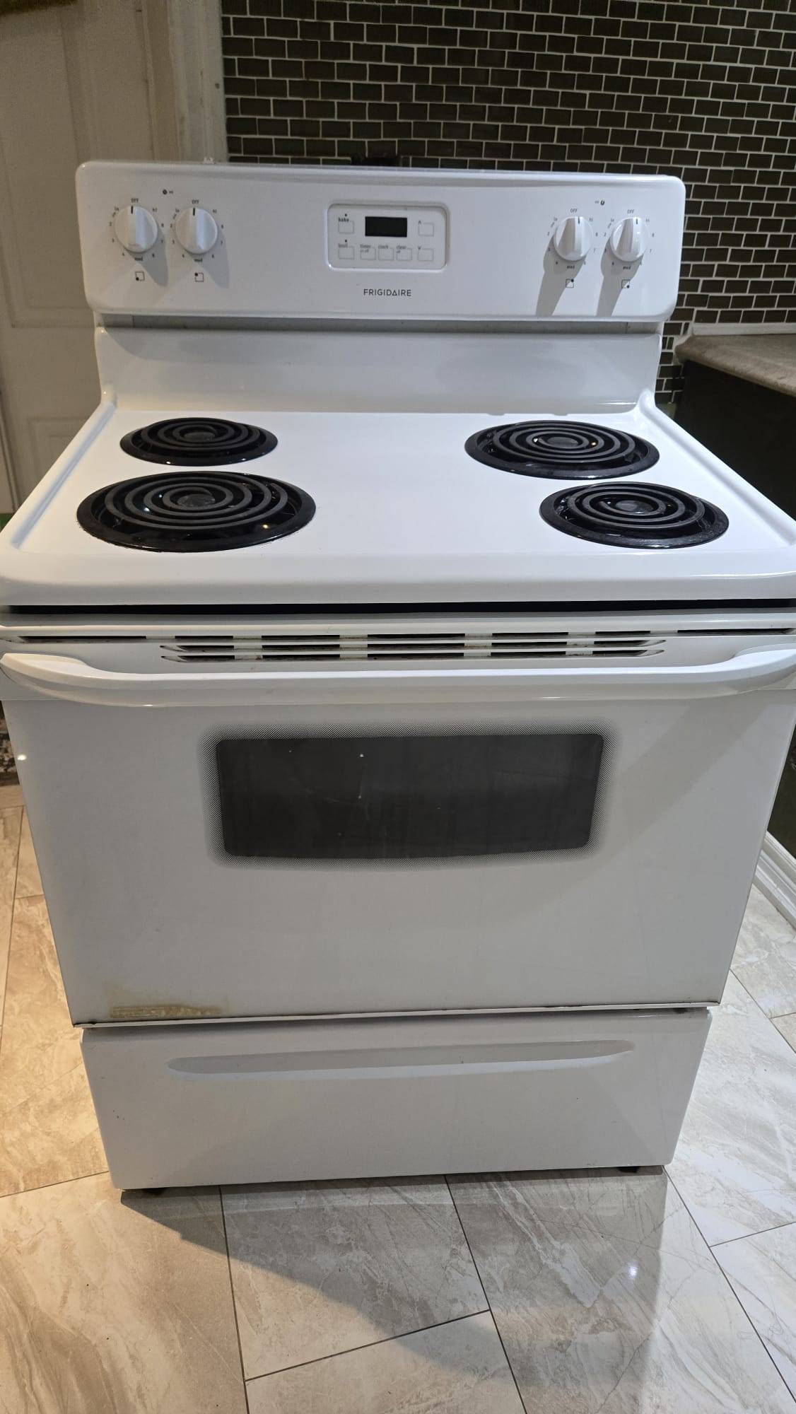 Frigidaire - 30-inch Free-Standing Electric Range