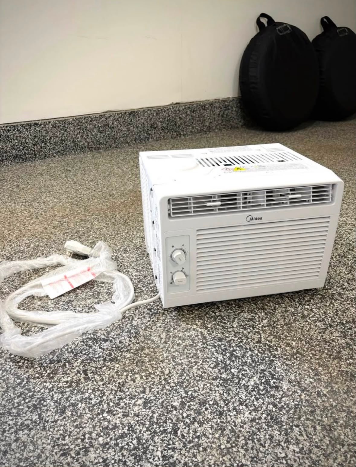 Midea 5,000 BTU Window Air Conditioner – Excellent Condition - photo 2