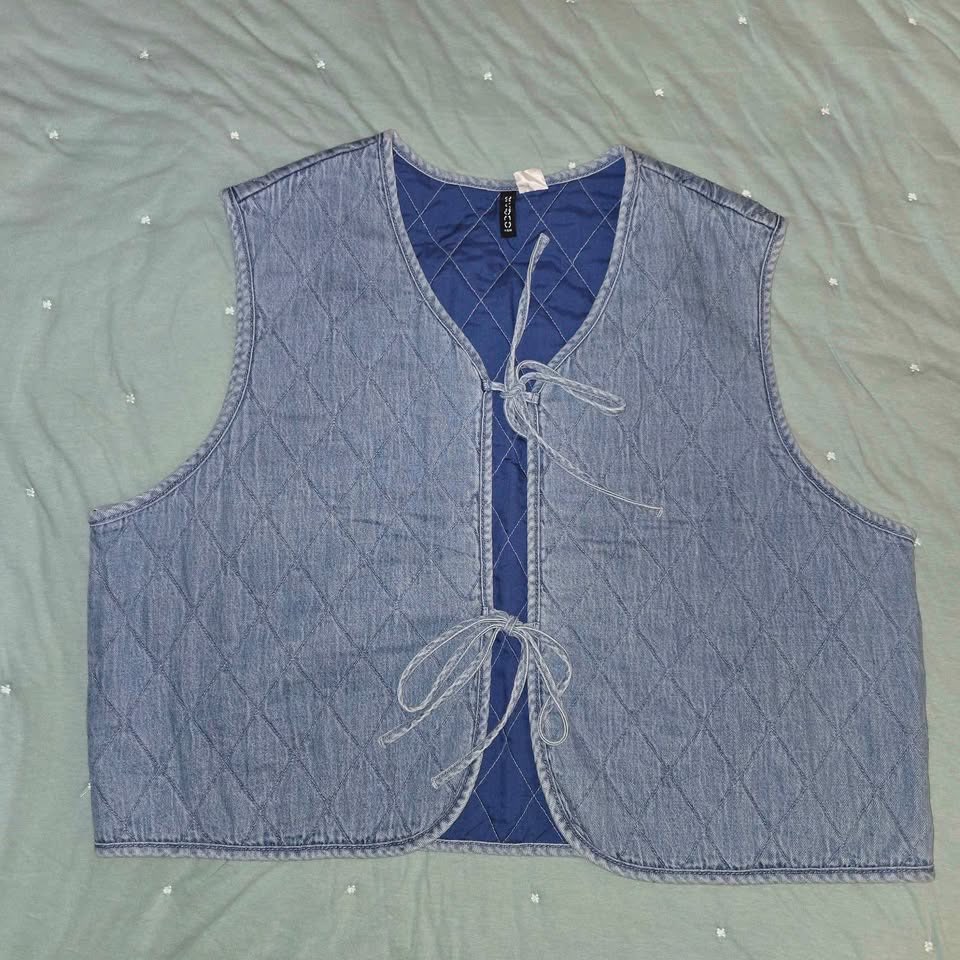 H&M DENIM QUILT VEST SIZE LARGE WOMENS IN LIGHT DENIM COLOURWAY