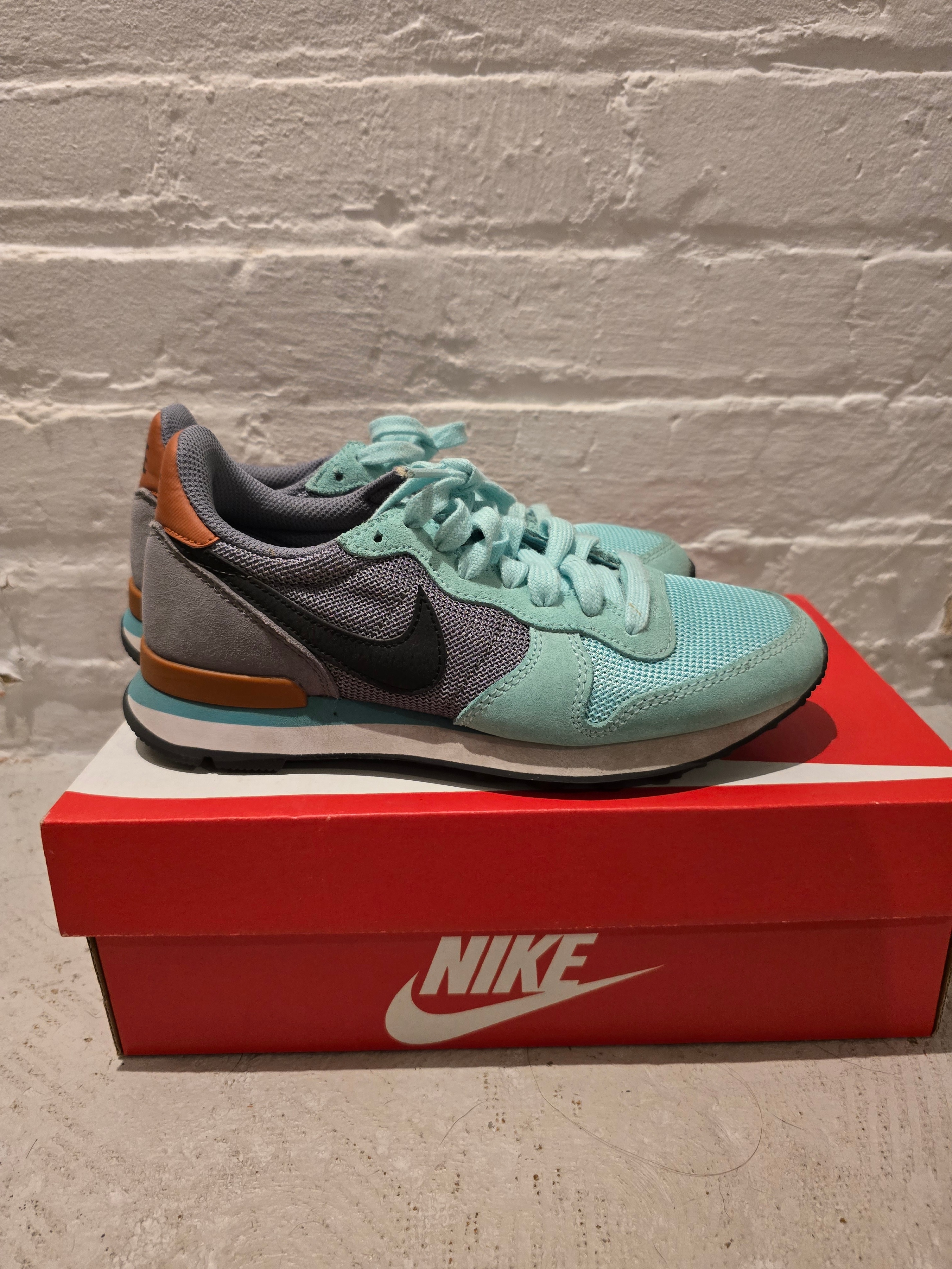 Nike Womens Blazer Mid PRM SE Sneakers, size 6