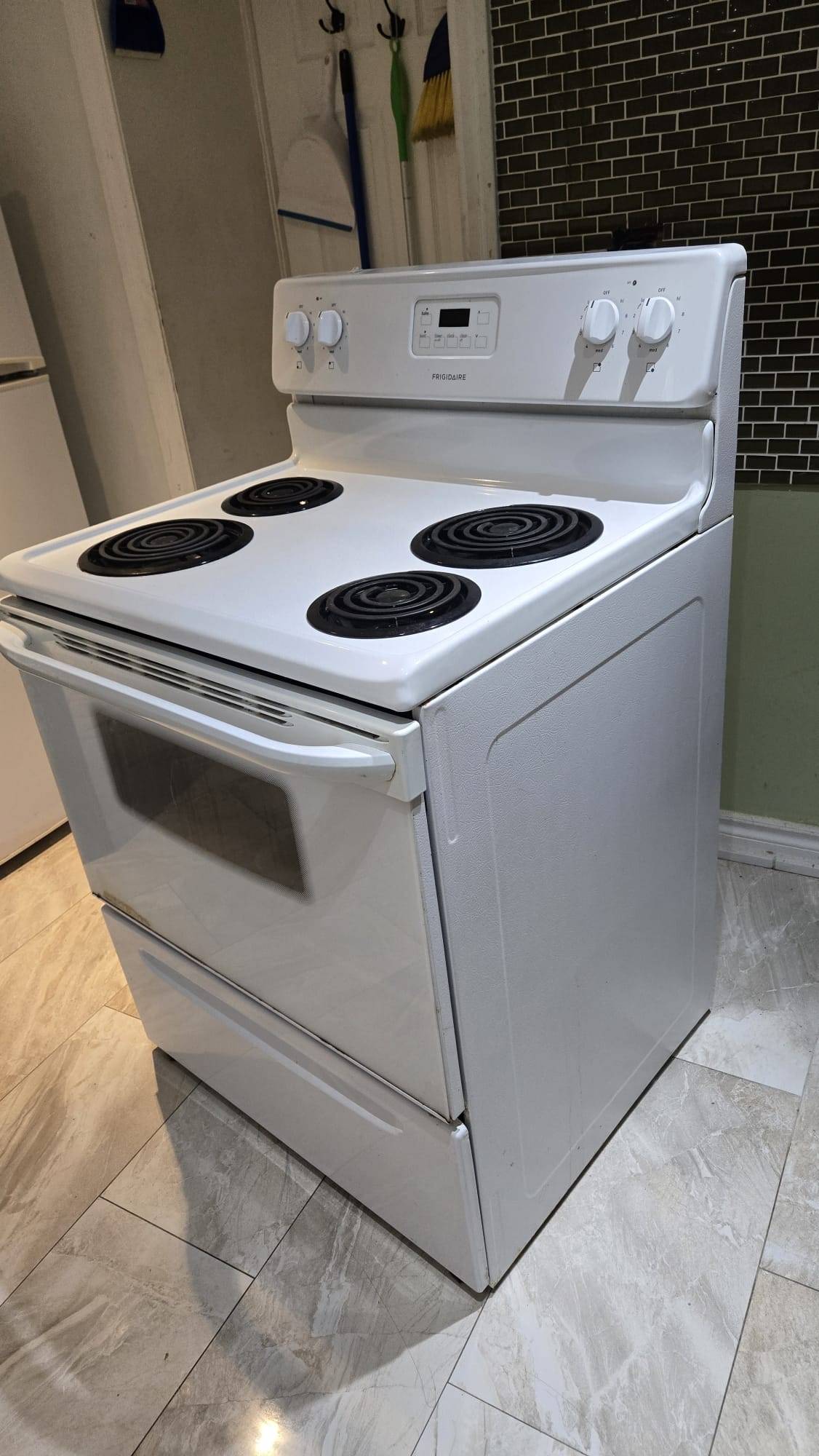 Frigidaire - 30-inch Free-Standing Electric Range - photo 4