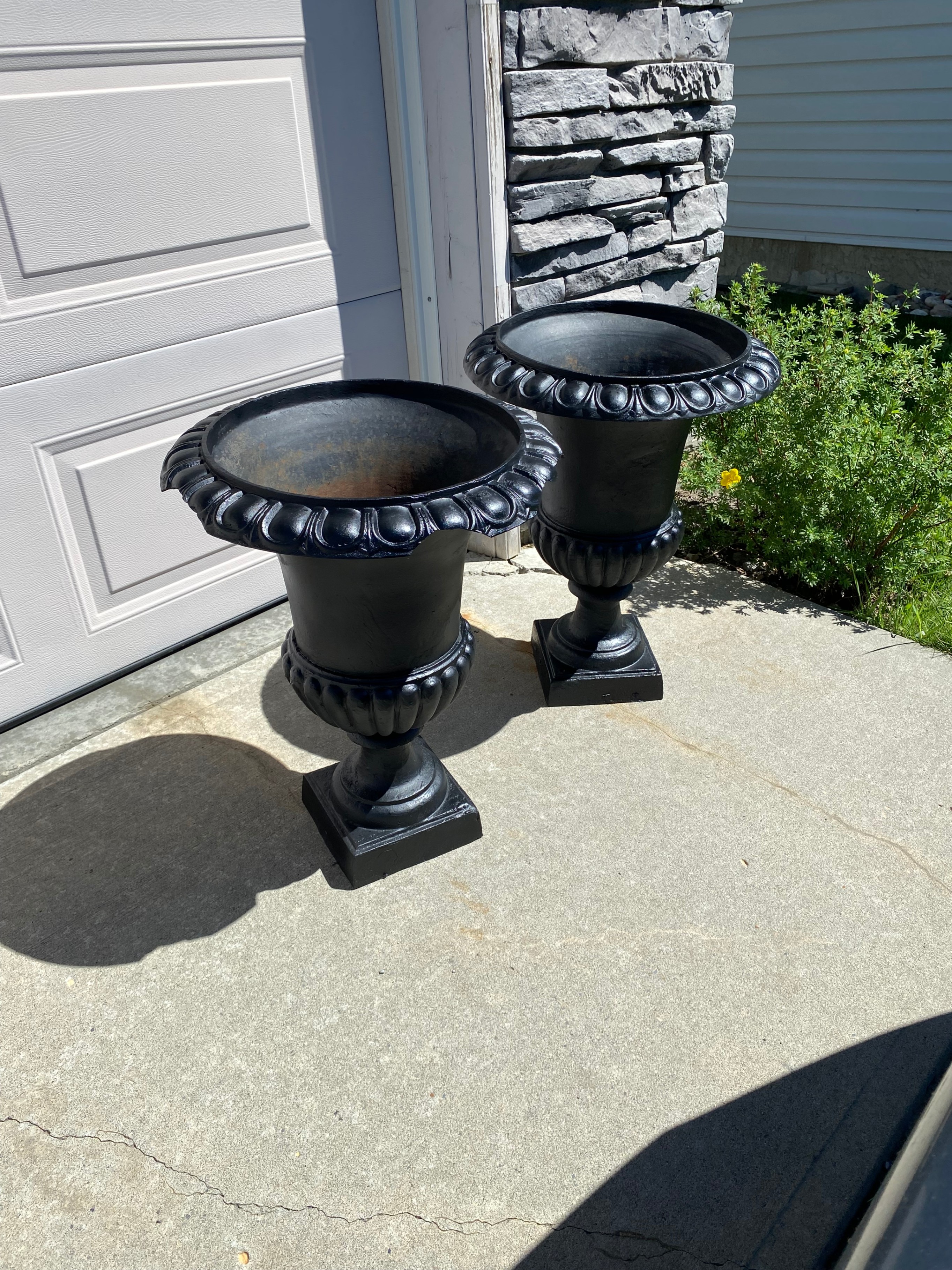Black Urn‑Style Planters