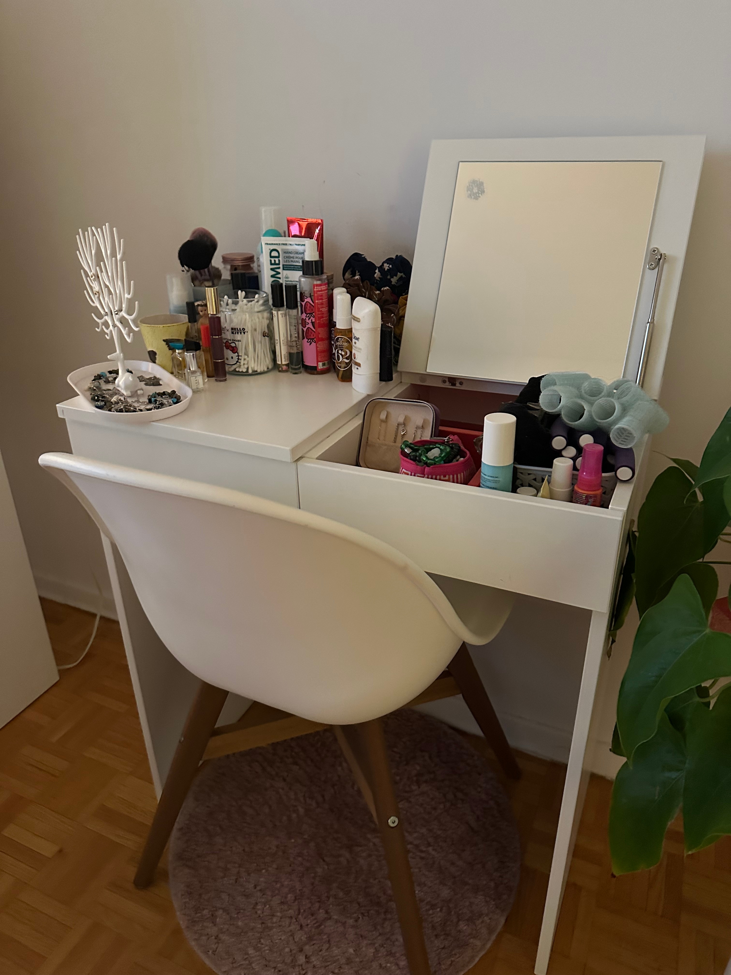White Makeup Vanity & Modern White Chair Set - photo 3