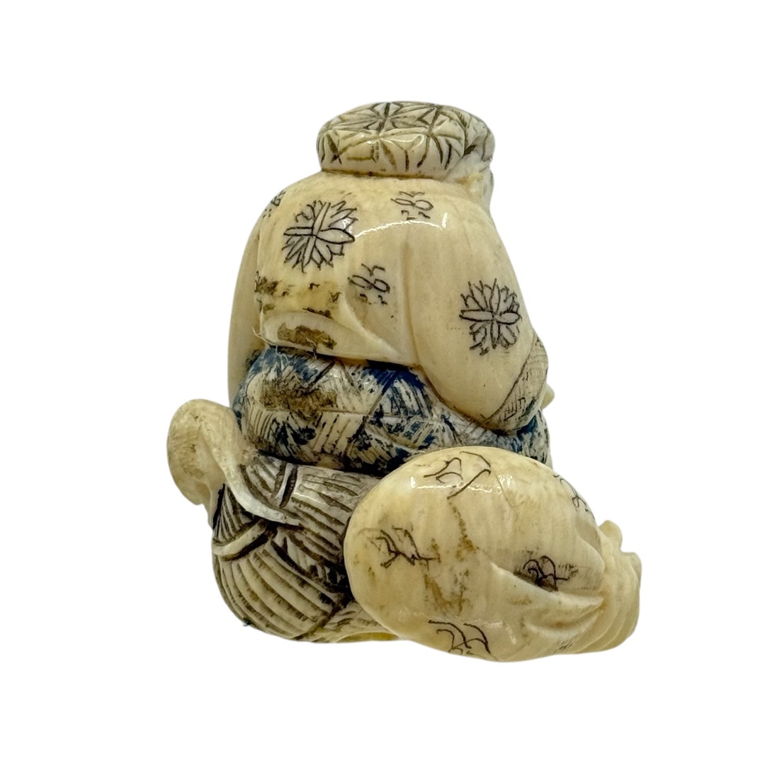 Meiji period carved bone man with mice netsuke - photo 3