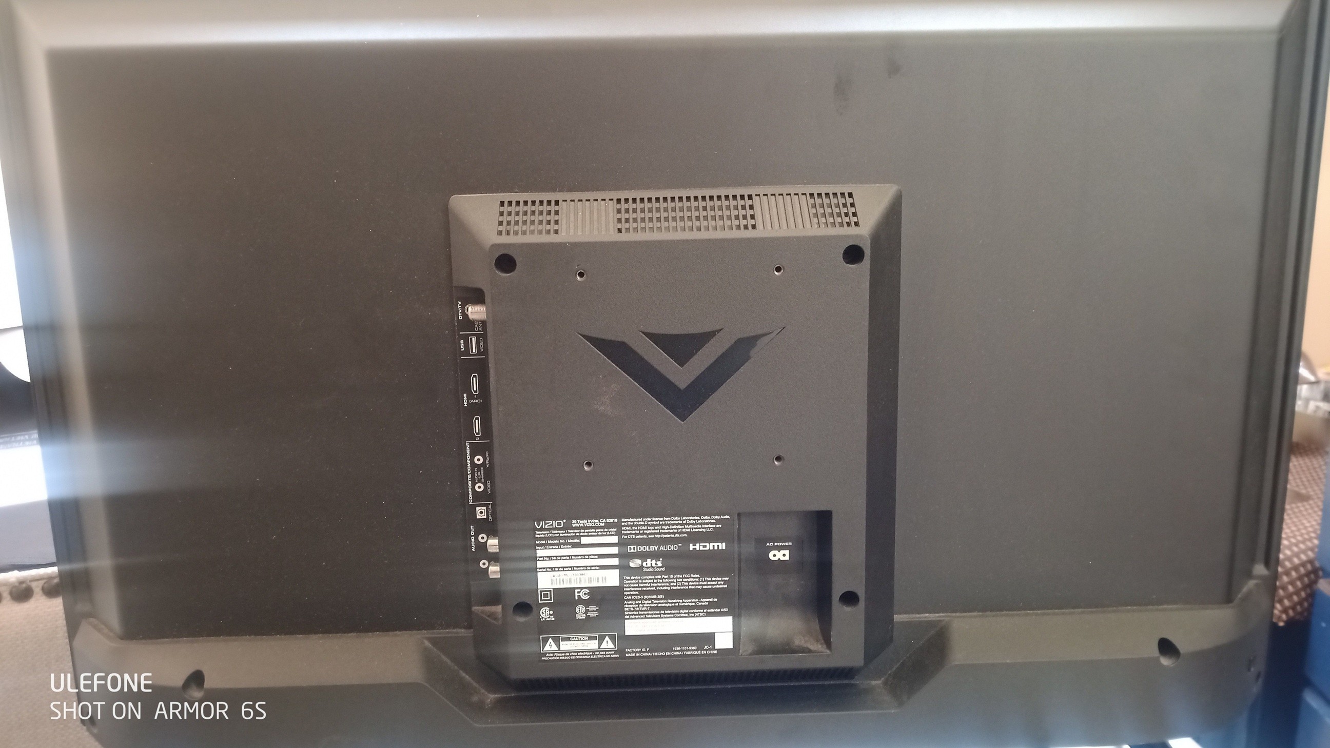 Vizio 32 inch smart TV 720p and Meredo soundbar - photo 4