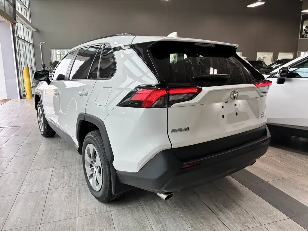 2025 Toyota RAV4 - photo 5