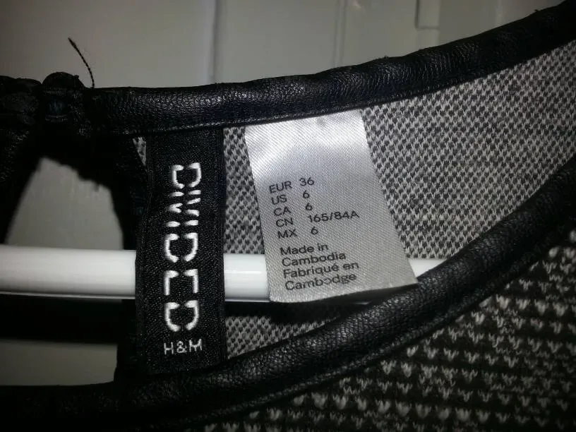 Cute Divided Black & White (Grey?) Dress W Vegan Leather Trim - photo 3