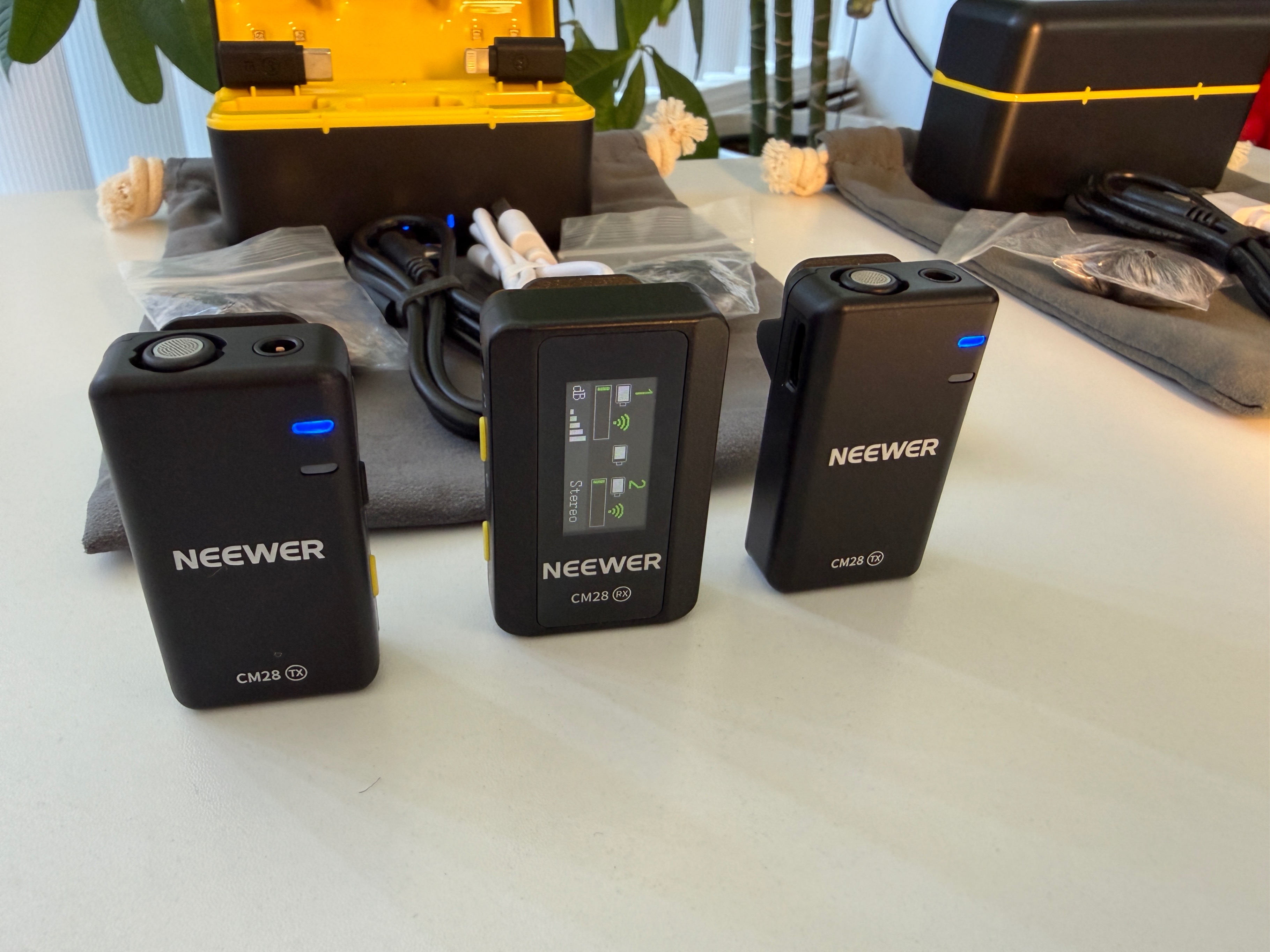 Neewer CM28 Wireless Microphone Set - photo 4