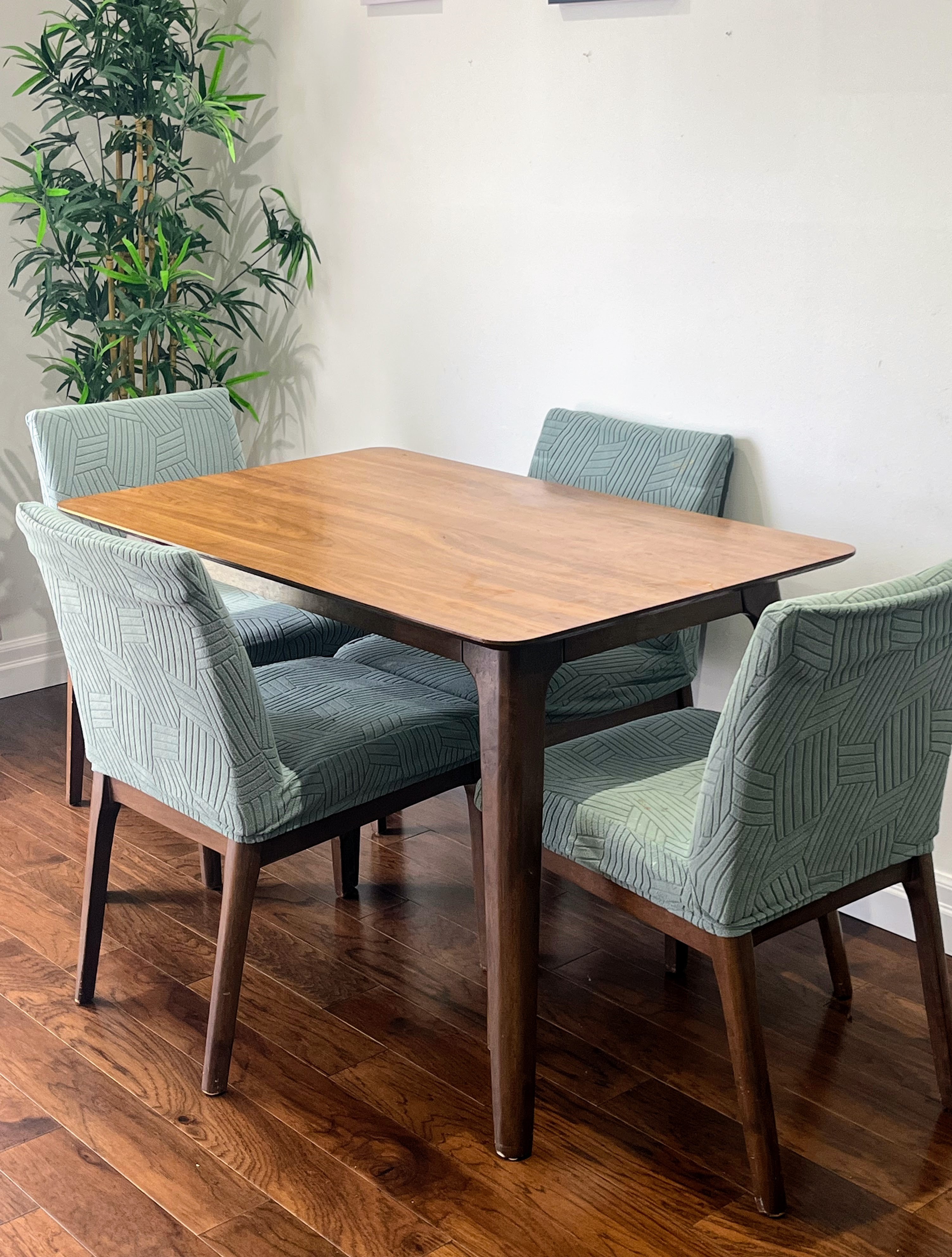 Hardwood Dining table 4-seater with 3 pairs of extra covers. - photo 3