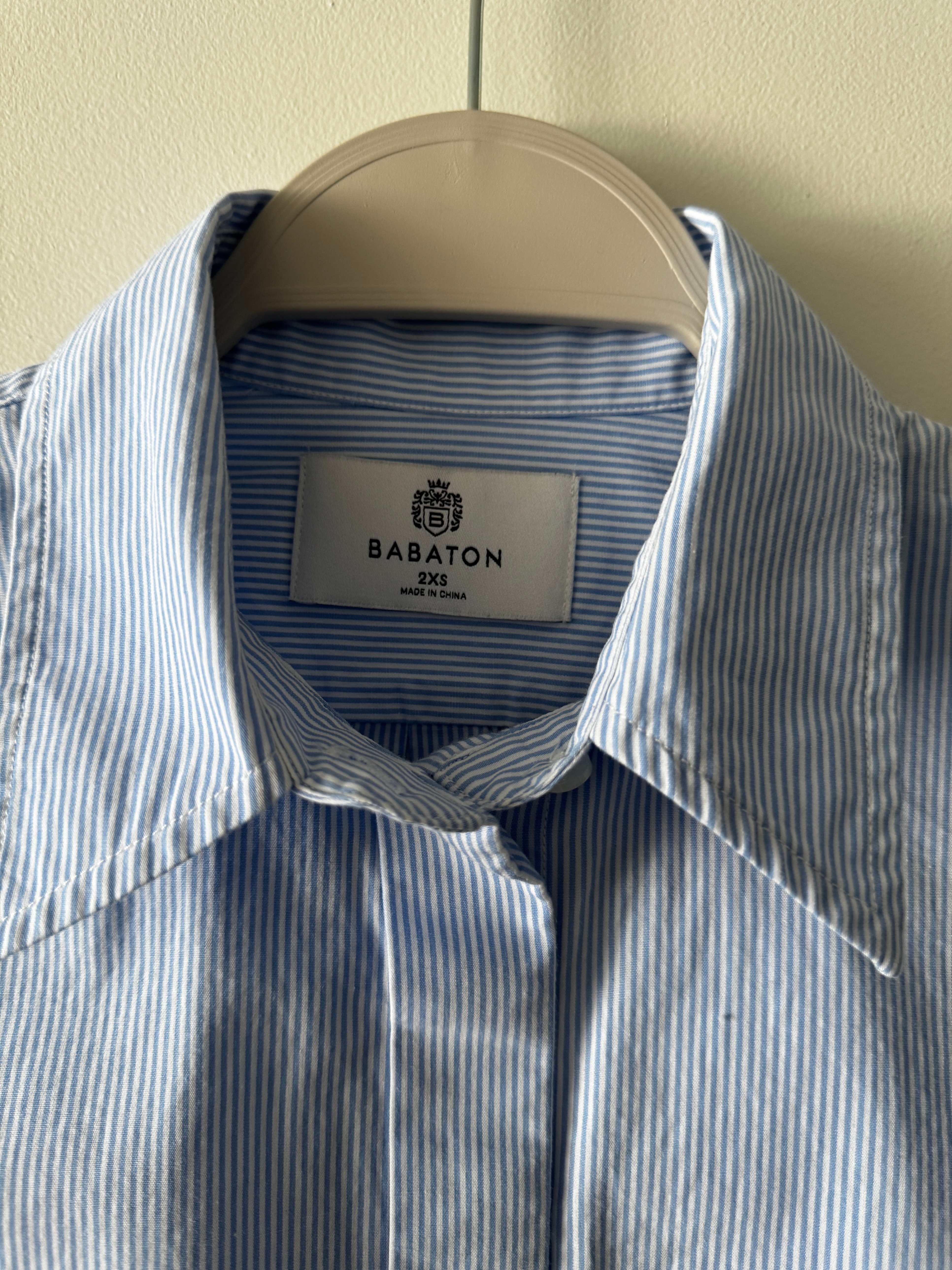 Babaton (Aritzia) New Essential Relaxed Poplin Shirt – Size 2XS - photo 2