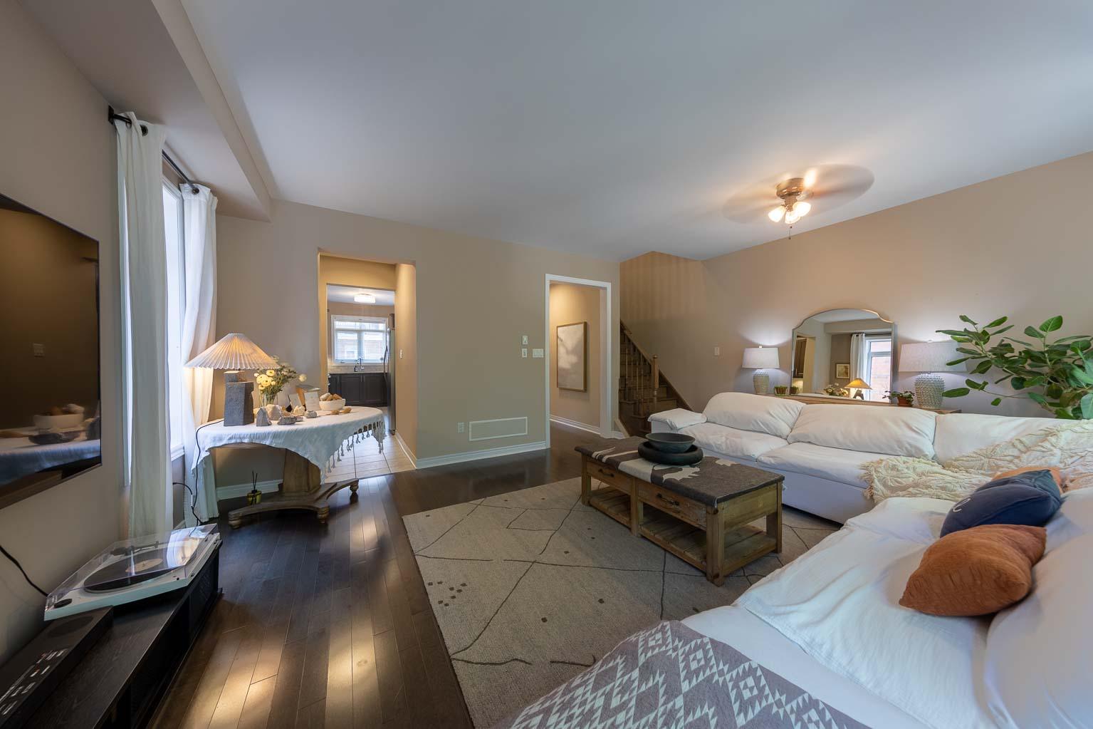 3 Beds/ 4 Baths - 🏡 Exceptional Family Home in Oakville - photo 3