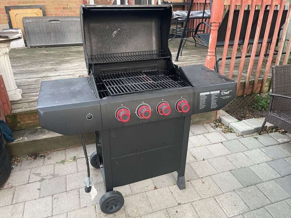 MASTER Chef Prime 4-Burner Propane Gas BBQ Grill