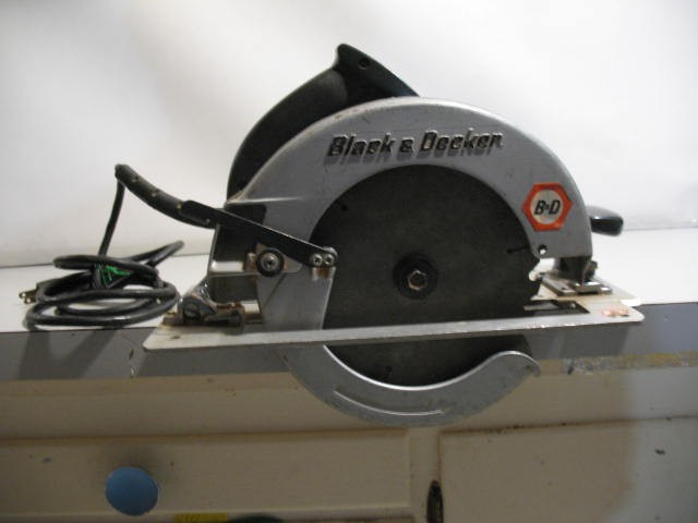Black and Decker Corded 8 Inch Circular Saw - photo 2