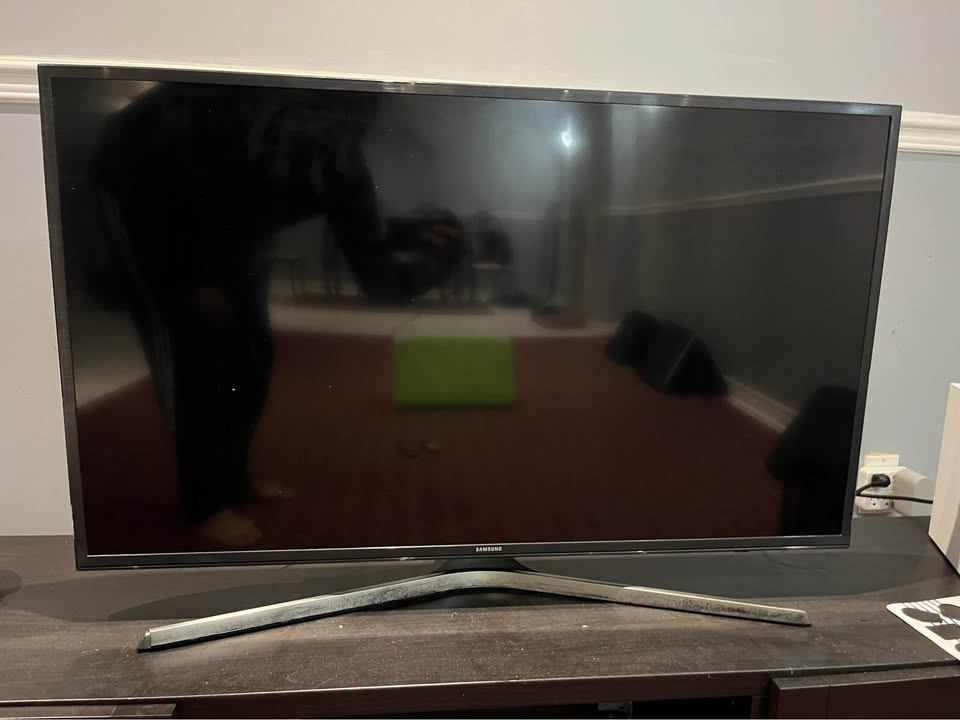 Moving Out Sale: Samsung Smart TV – Comes with 2 Remotes - photo 3