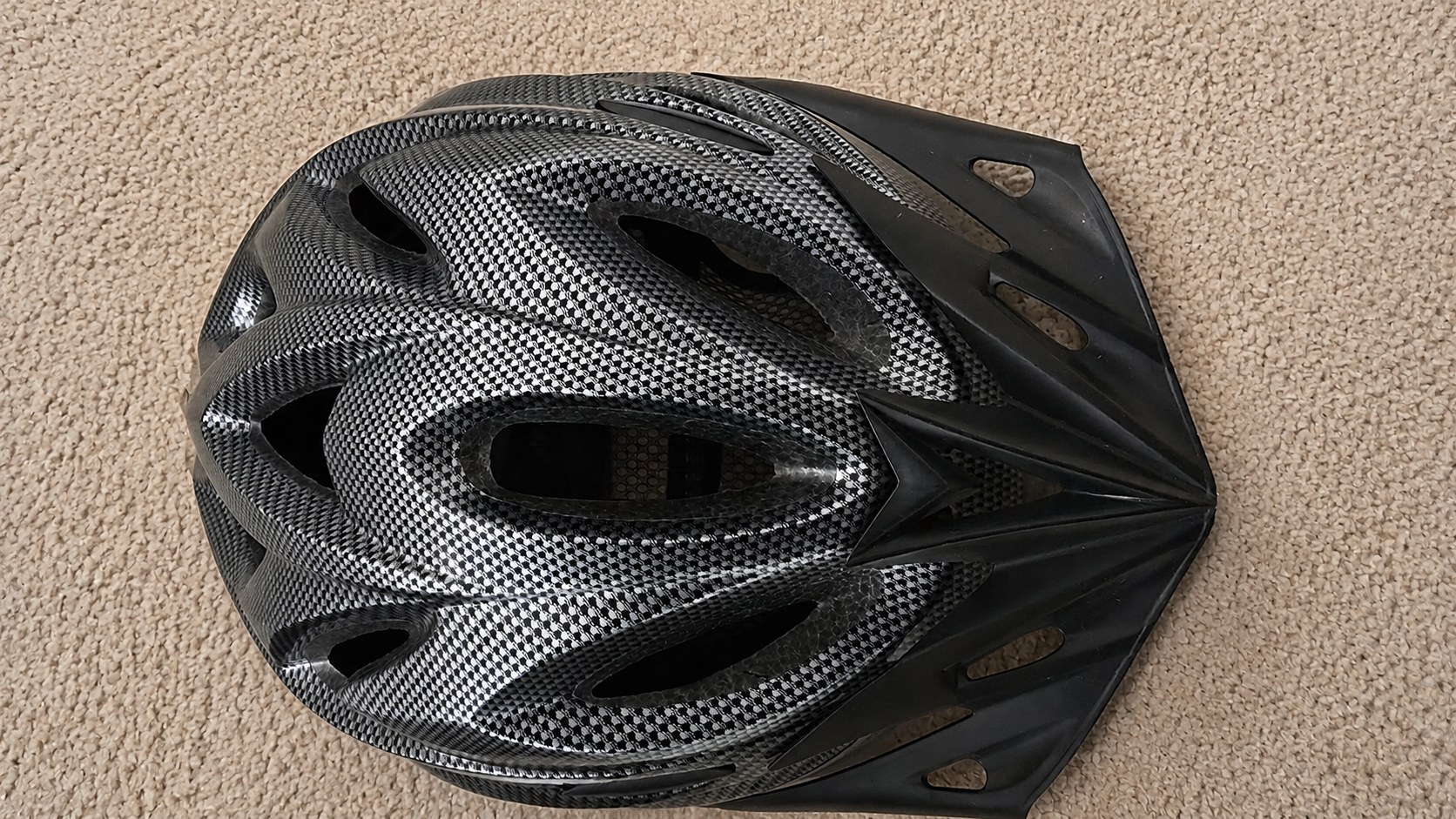 Adult Bike Helmet (Carbon Fiber Pattern) – Like New / Used Twice