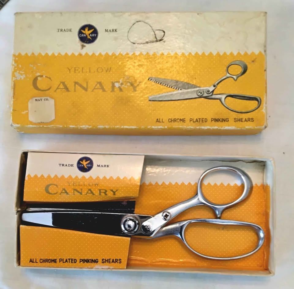 Vintage Yellow Canary Pinking Shears / Ciseaux cranteurs vintage