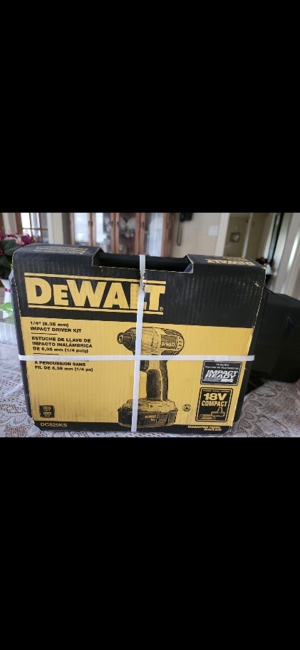 DEWALT 18V Cordless Impact Driver Kit (DC825KS)