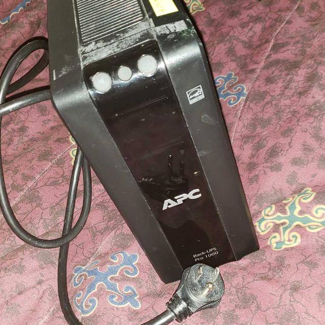 APC Back-UPS Pro 1000 (needs new battery) [L1]