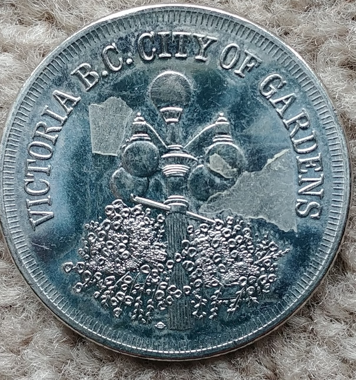 One 1983 Victoria B.C. Canada City of Gardens Trade Dollar - photo 2