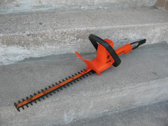 Black and Decker 16 Inch Corded Hedge Trimmer - photo 2