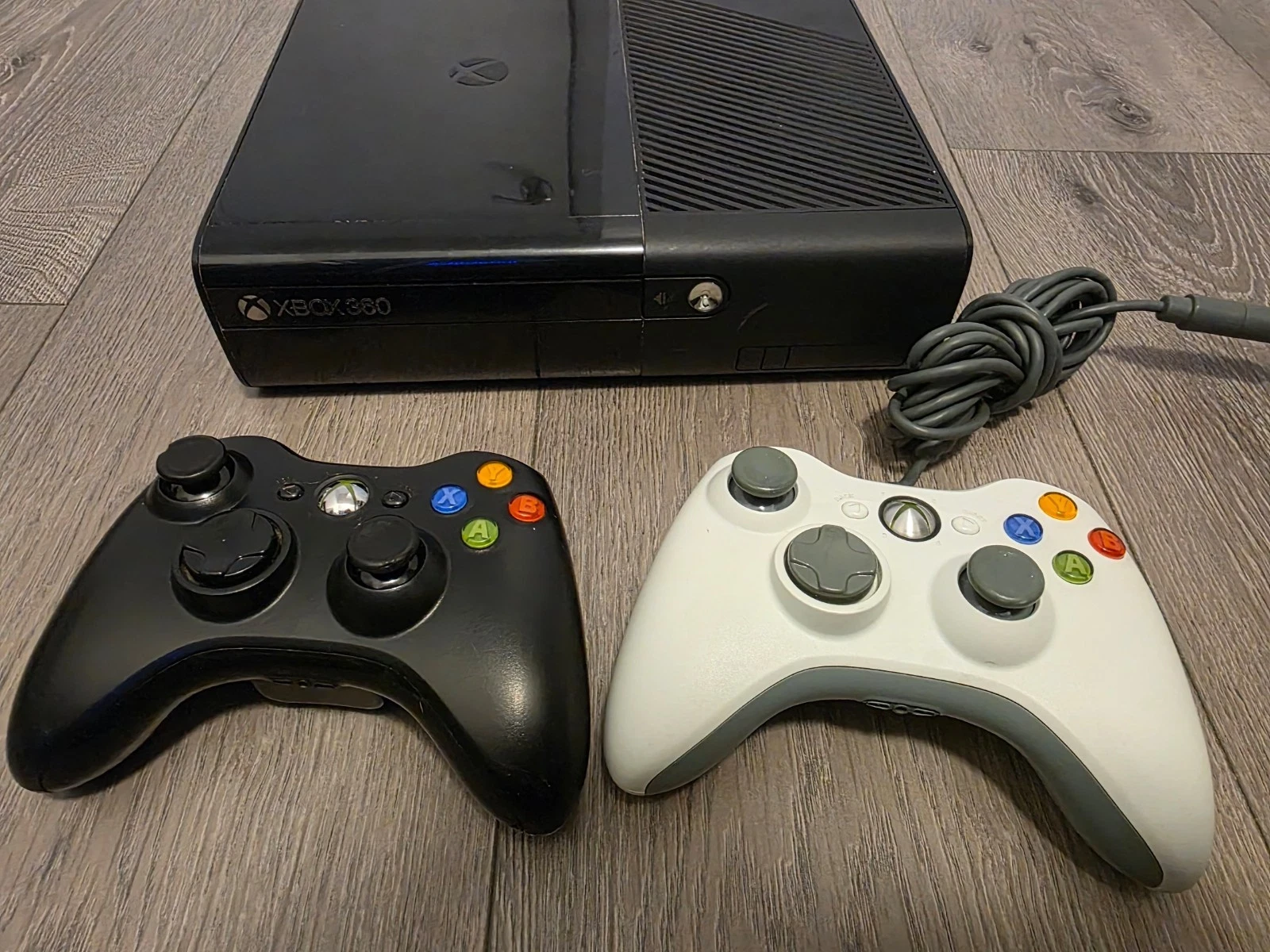 Microsoft Xbox 360 E Model 1538 + 2 controllers (TESTED) - photo 2