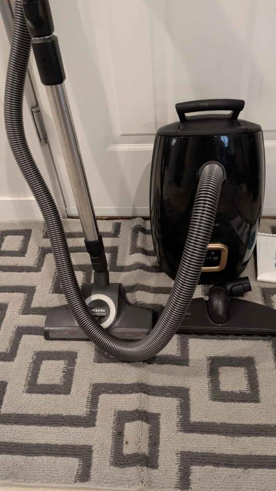 Miele Guard L1 Cat and Dog Vacuum - Used Like New - photo 3