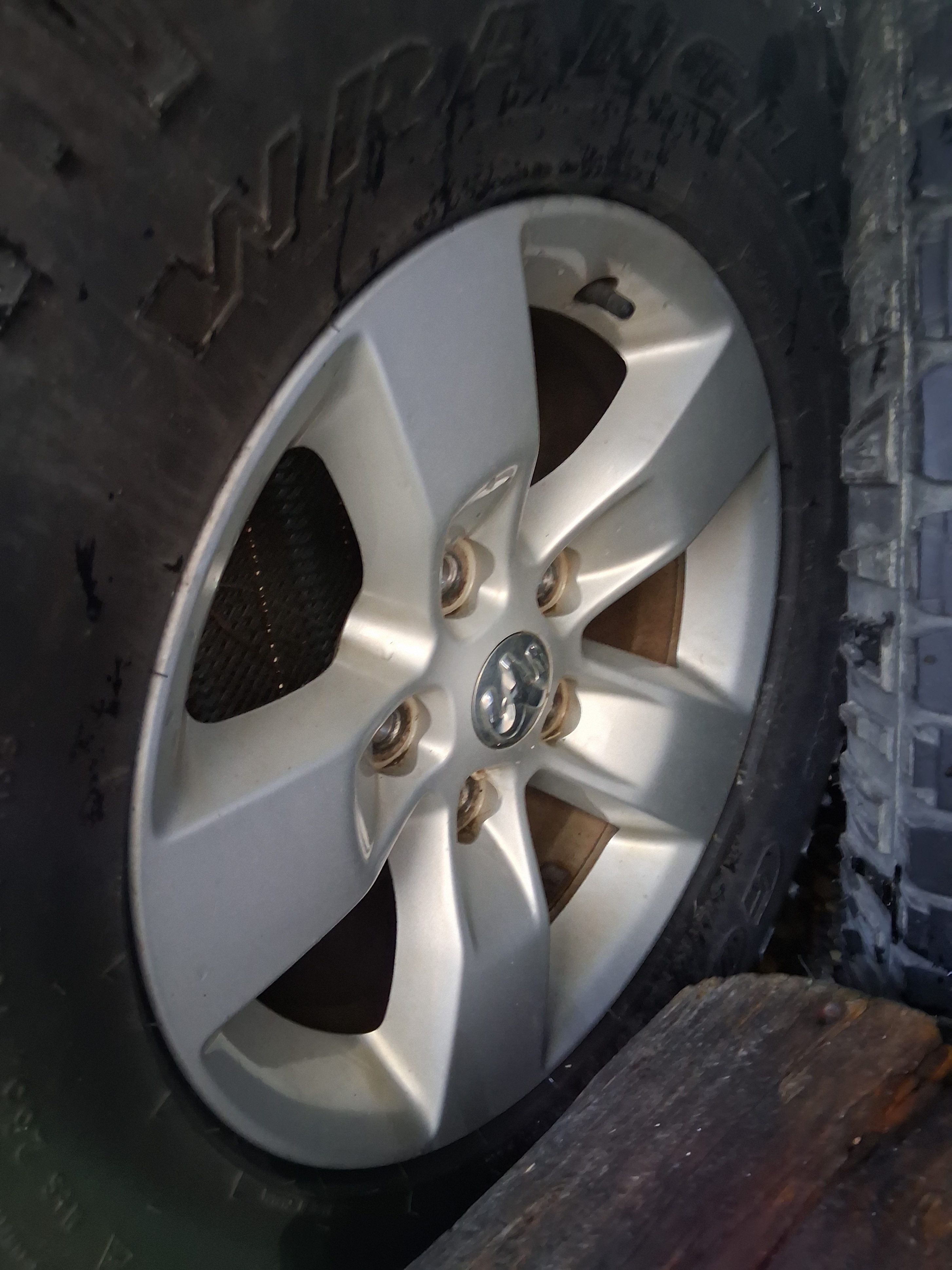 4 RAM 1500 OEM Rims (17inch) - photo 3