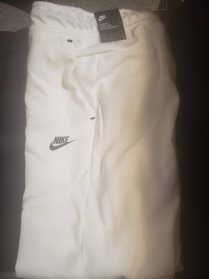 Nike Tech Slim Fit Joggers, White, Men's Size Medium. NWT.